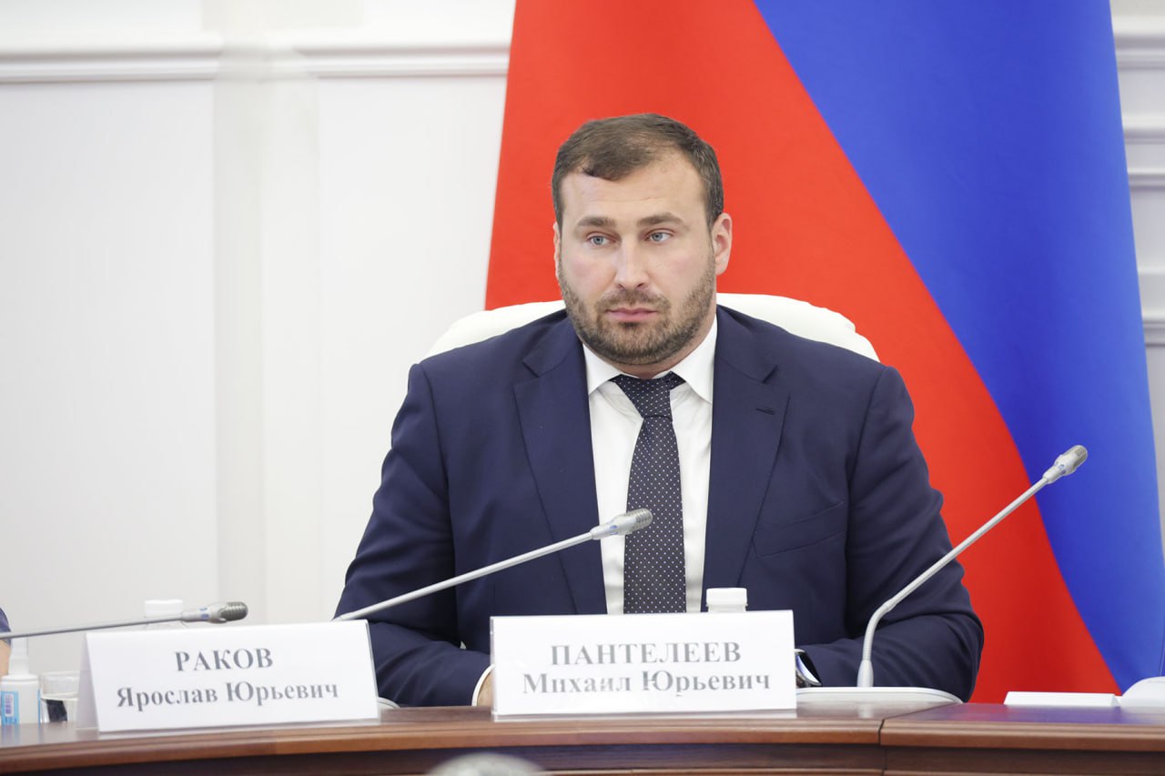 В Тульской области продолжается реализация 12 национальных проектов  28 июля на рабочем совещании с органами исполнительной власти под председательством Губернатора Дмитрия Миляева шла речь о реализации нацпроектов в Тульской области.   Первый заместитель Губернатора – председатель Правительства Тульской области Михаил Пантелеев напомнил, что в регионе реализуется 12 национальных проектов.   Уровень достижения нацпроектов превысил 98%. По 10 нацпроектам уровень достижения составляет 100%. Все мероприятия нацпроектов исполняются в соответствии с запланированными сроками. При этом по 23 мероприятиям национальных проектов «Семья», «Экономика данных и цифровая трансформация государства», «Продолжительная и активная жизнь», «Инфраструктура для жизни», «Экологическое благополучие» досрочно достигнут годовой план.   В 12 нацпроектов входят 42 региональных проекта. Работы по ремонту, реконструкции, строительству ведутся более чем на 400 объектах.   «Все, что касается реализации нацпроектов – это серьезные, архиважные задачи, которые необходимо держать на особом контроле. Также необходимо контролировать сроки и качество строительства, ремонта, реконструкции по каждому объекту, во всех сферах и направлениях», - сказал Дмитрий Миляев.