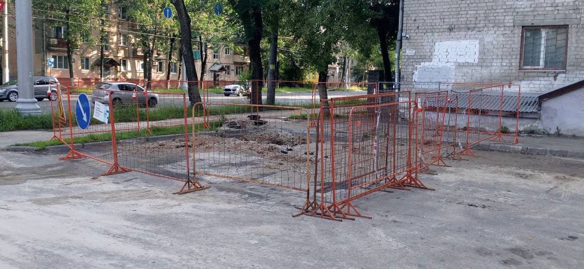 «Нижегородский водоканал» устранил утечку на водопроводе на улице Бекетова, сообщили в мэрии. Подачу воды восстановили. Территорию пообещали благоустроить в течение суток. Администрация Нижнего Новгорода Прислать новость