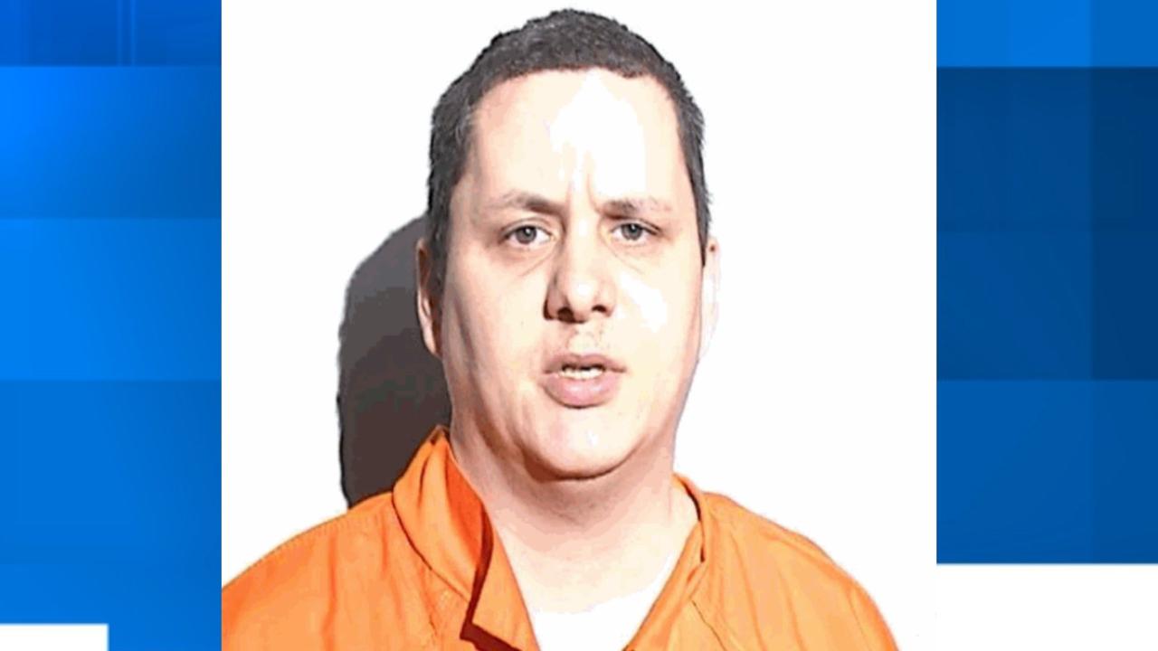 Силовики в США арестовали мужчину по обвинению в угрозах убийством в адрес вице президента Вэнса при обыске у него нашли материалы с сексуальным насилием над детьми сообщает минюст Я выясню где будет находиться вице президент и использую свой автомат M14 чтобы убить его приводит ведомство угрозы злоумышленника на фото Это уже второй случай ареста за неделю за угрозы в адрес высшего руководства страны