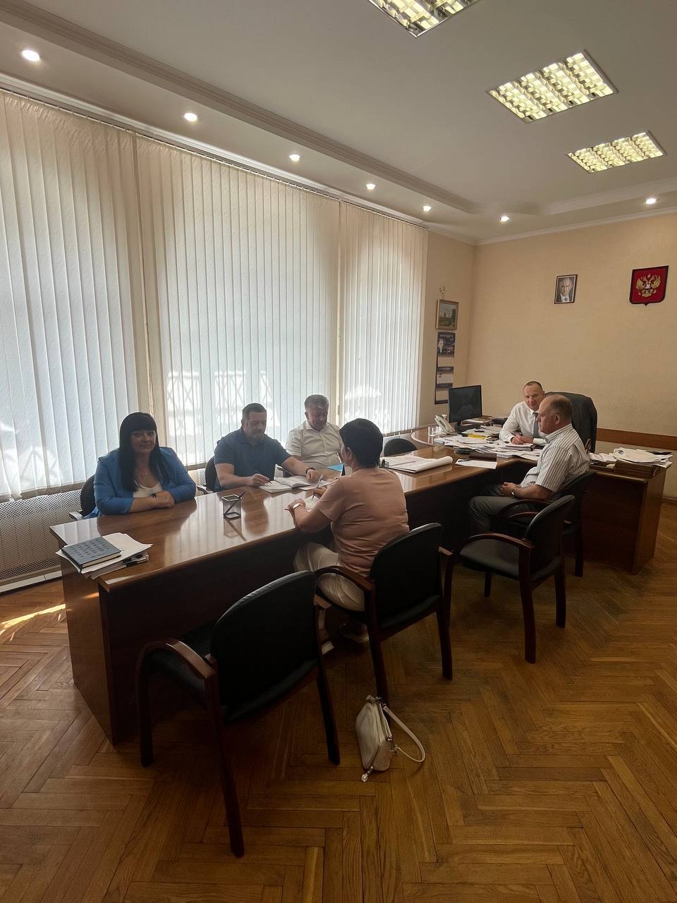 Павел Малков: Одиннадцать населенных пунктов региона были газифицированы в 2024 году Губернатор Рязанской области Павел Малков: «Задача газификации непростая, очень дорогие сети и очень сложные согласования, но этот путь будет пройден». Сегодня министр ТЭК и ЖКХ региона Артем Уворвихвост провел совещание с руководителями Минстроя, министерства имущества, РЭК Рязанской области и руководителями ООО «Газпром межрегионгаз Рязань». На повестку дня были вынесены вопросы объединения газораспределительных сетей области в рамках единой организации, оформления бесхозных объектов и погашения задолженности муниципальных предприятий Рязанской области, оказывающих услуги в сфере теплоснабжения. По итогам совещания участники пришли к общему мнению, что объединение газовых сетей в рамках единой организации АО «Рязаньоблгаз» выгодно как для региона, так и для поставщиков газа. В ближайшее время министерством ТЭКиЖКХ будут подготовлены соответствующие инициативы.