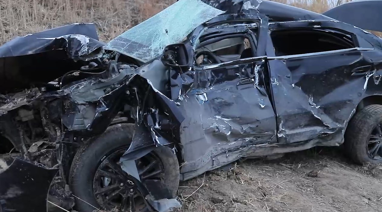 В Узбекистане поезд протаранил Кобальт на переезде Авария произошла в Хорезмской области Примерно в 14 50 30 летний водитель автомобиля Cobalt следуя из Шавата в Ургенч на неохраняемом железнодорожном переезде проехал на запрещающий красный сигнал светофора грубо нарушив правила дорожного движения В результате водитель не уступил дорогу поезду что и привело к столкновению Мужчина получил телесные повреждения и был госпитализирован Подписаться на канал Узбекистан Online