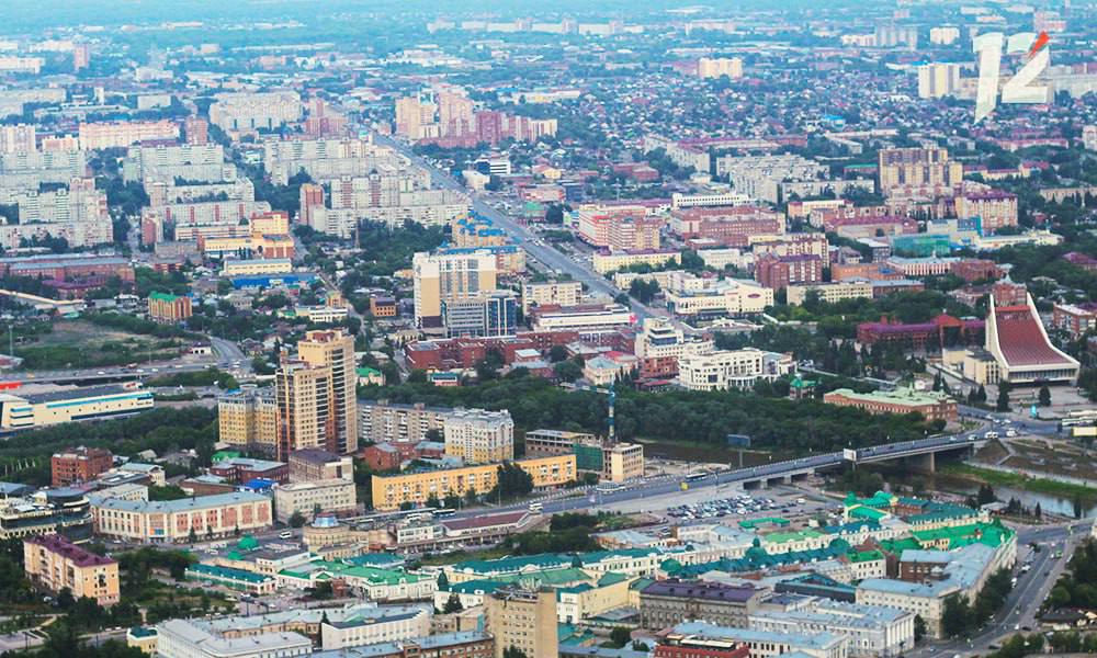 Архитектурно-градостроительный совет утвердил дизайн-код Омска Архитектурно-градостроительный совет под председательством губернатора Виталия Хоценко согласовал дизайн-код Омска. Документ станет основой для формирования целостного облика города как современного мегаполиса. Дизайн-код устанавливает единые требования к благоустройству территорий общего пользования. В документ включены рекомендации по категориям городских пространств и перечни улиц с примерами элементов обустройства. На заседании также обсудили проект благоустройства моста у Телецентра. В рамках капитального ремонта на сооружении планируется установить архитектурную подсветку, которая будет выполнена в соответствии с дизайн-кодом города.