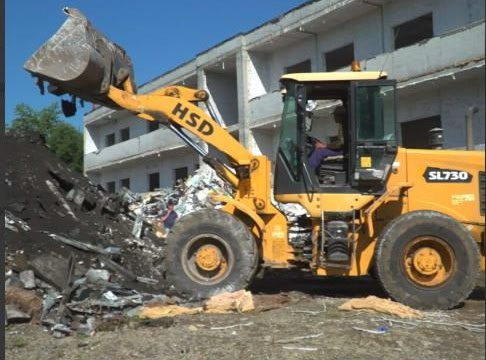 Камчатский минстрой наказан на 12 5 млн за незаконный отказ от контракта на лагерь Гагарина Арбитражный суд Камчатского края вынес решение в пользу подрядчика ООО СтройЭксперт который требовал взыскать 12 5 млн рублей с подведомственного министерству строительства учреждения за незаконный отказ от контракта на проектирование детского лагеря Гагарина Конфликт возник в марте 2023 года когда заказчик КГКУ Служба заказчика Министерства строительства и жилищной политики Камчатского края дважды пытался в одностороннем порядке расторгнуть контракт Суд установил что учреждение нарушило процедуру отказа не предоставив подрядчику положенные 15 дней для устранения замечаний и проигнорировав его возражения Назначенная судом строительно техническая экспертиза показала что все претензии заказчика были устранимыми а большинство из них необоснованными При этом выяснилось что после расторжения контракта учреждение продолжило использовать проектные решения СтройЭксперта сравнительный анализ выявил многочисленные совпадения в документации Суд также установил что срыв сроков выполнения работ произошел по вине заказчика который несвоевременно предоставлял исходные данные и затягивал согласование проектных решений В результате суд взыскал с учреждения полную стоимость контракта 12 млн 495 тысяч рублей а также 286 тысяч рублей судебных расходов Встречный иск заказчика о взыскании 382 5 тысяч рублей штрафов был удовлетворен лишь частично с подрядчика взыскано только 5 тысяч рублей за незначительное нарушение Мы в MAX