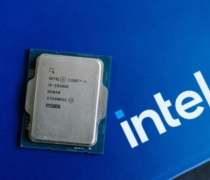 Intel успешно распродает даже старые процессоры из за дефицита новых ComputerBase Intel начала продавать старые складские CPU которые раньше почти не удавалось реализовать Спрос на процессоры вырос быстрее ожиданий а новых чипов рынку уже не хватает Как сообщает ComputerBase со ссылкой на финансового директора Intel Дэвида Зинснера в первом квартале компания искала дополнительные резервы в складских запасах