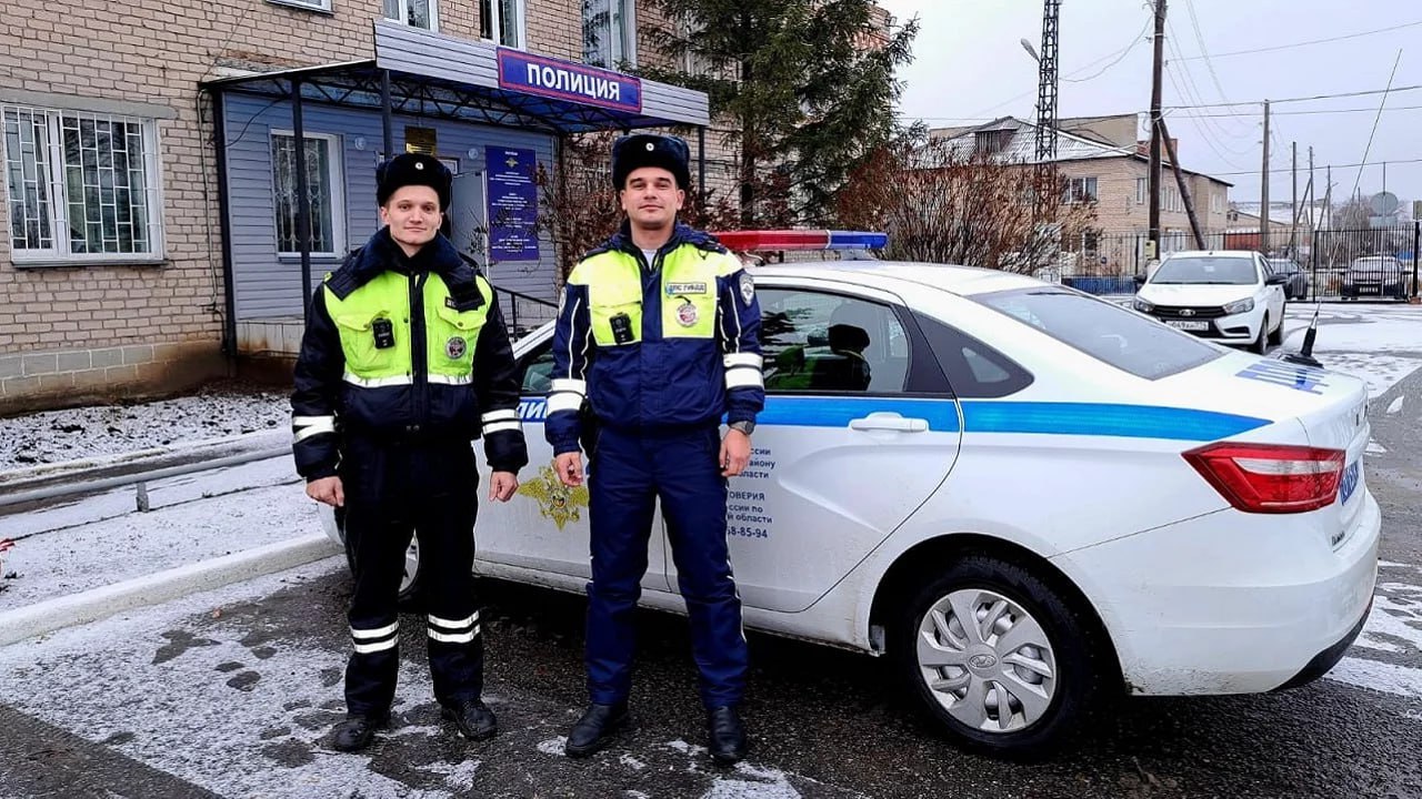 В Челябинской области спасли пенсионерку с деменцией которая заблудилась в мороз Тревожная ситуация возникла в Октябрьском районе Жительница села Большеникольское забила тревогу когда домой не вернулась ее 71 летняя мать которая страдает деменцией При этом на улице в этот момент стоял 30 градусный мороз На вызов оперативно среагировали сотрудники ДПС лейтенанты Василий Буйских и Александр Баранов Несколько часов полицейские несмотря на темноту экстремальный холод и глубокий снег тщательно прочесывали местность вблизи населенного пункта В результате женщина была найдена живой в одной из заброшенных построек рассказали в пресс службе ГУ МВД по Челябинской области Пострадавшей оказали первую помощь и доставили в районную больницу Фото ГУ МВД по Челябинской области Подписывайтесь на Вести Южный Урал в MAХ