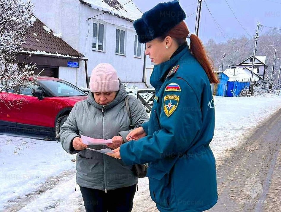 Печи и электроприборы - основные причины пожаров в жилье  Всего с 1 октября по 8 ноября 2024 года в жилом секторе Тюменской области зарегистрировано:  68 пожаров, связанных с нарушением правил устройства и эксплуатации электрооборудования;   31 пожар от печного оборудования.   В результате пожаров 5 человек погибло, 2 человека получили травмы.   Избежать трагедии помогают сотрудники МЧС России, которые регулярно проводят профилактические рейды в частном жилом секторе, напоминая жителям о важности соблюдения правил пожарной безопасности.    Главные советы от спасателей:  установить дома автономный дымовой пожарный извещатель;  регулярно чистить дымоход;  не использовать при розжиге печей легковоспламеняющиеся жидкости;  следить за исправностью электроприборов и электропроводки;  не перегружать электрическую сеть.