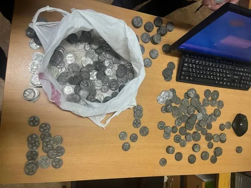 Монеты с маркетплейса под видом антиквариата купили у мошенника пятеро амурчан За сувенирную продукцию расплачивались деньгами ювелирными украшениями и прочими ценными вещами В Благовещенске завершили расследование уголовного дела о продаже поддельных старинных монет Ранее судимый 33 летний житель Краснодарского края обвиняется в хищении денег и ценного имущества у пяти жителей города Ему инкриминируется мошенничество рассказали в управлении МВД России по Амурской области По данным следствия с декабря 2024 го по сентябрь 2025 года мужчина проживал в Благовещенске снимая гостиничные номера и квартиры посуточно На жизнь зарабатывал продажей монет имитирующих старинные денежные знаки Эти монеты когда то в большом количестве приобрел на маркетплейсе Подделки сбывались на автостоянках возле больших торговых центров города Обвиняемый предлагал потенциальным клиентам купить за выгодную цену сувенирную продукцию выдавая ее за дорогой серебряный антиквариат Жертвами мошеннической схемы стали четверо мужчин и одна женщина Поверив на слово продавцу потерпевшие оплачивали товар на месте наличными а также передавали ему ювелирные украшения и другие ценные вещи Общий материальный ущерб составил около 325 тысяч рублей По заявлениям обманутых граждан были возбуждены уголовные дела и проведен комплекс оперативно розыскных мероприятий 29 сентября сыщики задержали злоумышленника и доставили в отдел полиции для дачи показаний Вину в совершении преступлений он признал полностью в содеянном раскаялся Уголовное дело направлено в Благовещенский городской суд В соответствии с санкцией статьи обвинения фигурант может лишиться свободы на шесть лет Фото управления МВД России по Амурской области ТЕЛЕПОРТ РФ здесь все об Амурской области Мы в МАХ Написать нам