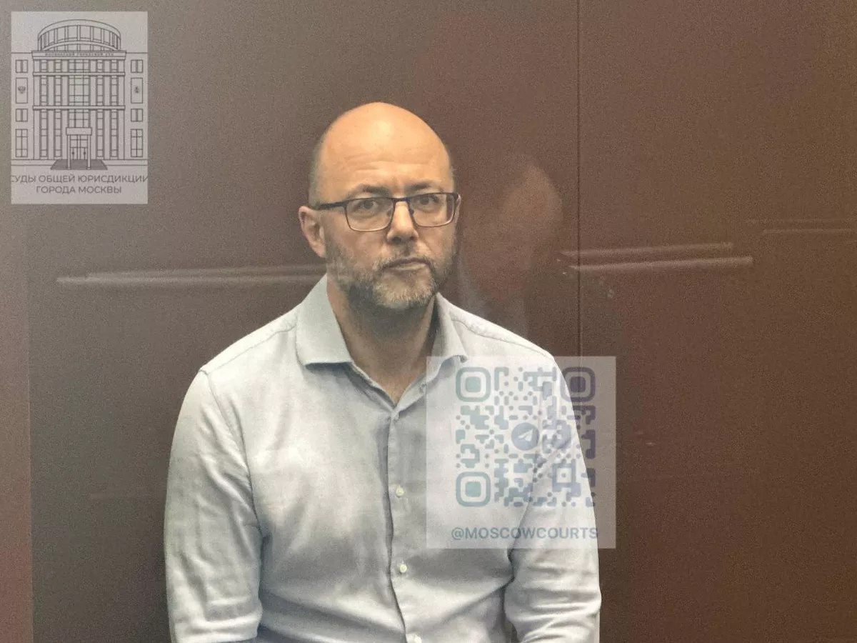 Более 4 миллиардов рублей взыскал суд с курского экс депутата Максима Васильева За хищения при строительстве фортификаций в приграничье он получил 5 5 лет колонии Ранее бывший чиновник прославился зажигательными роликами с отдыха в Мексике на видео он поглощал креветок готовил коктейли и произносил фразу много денег