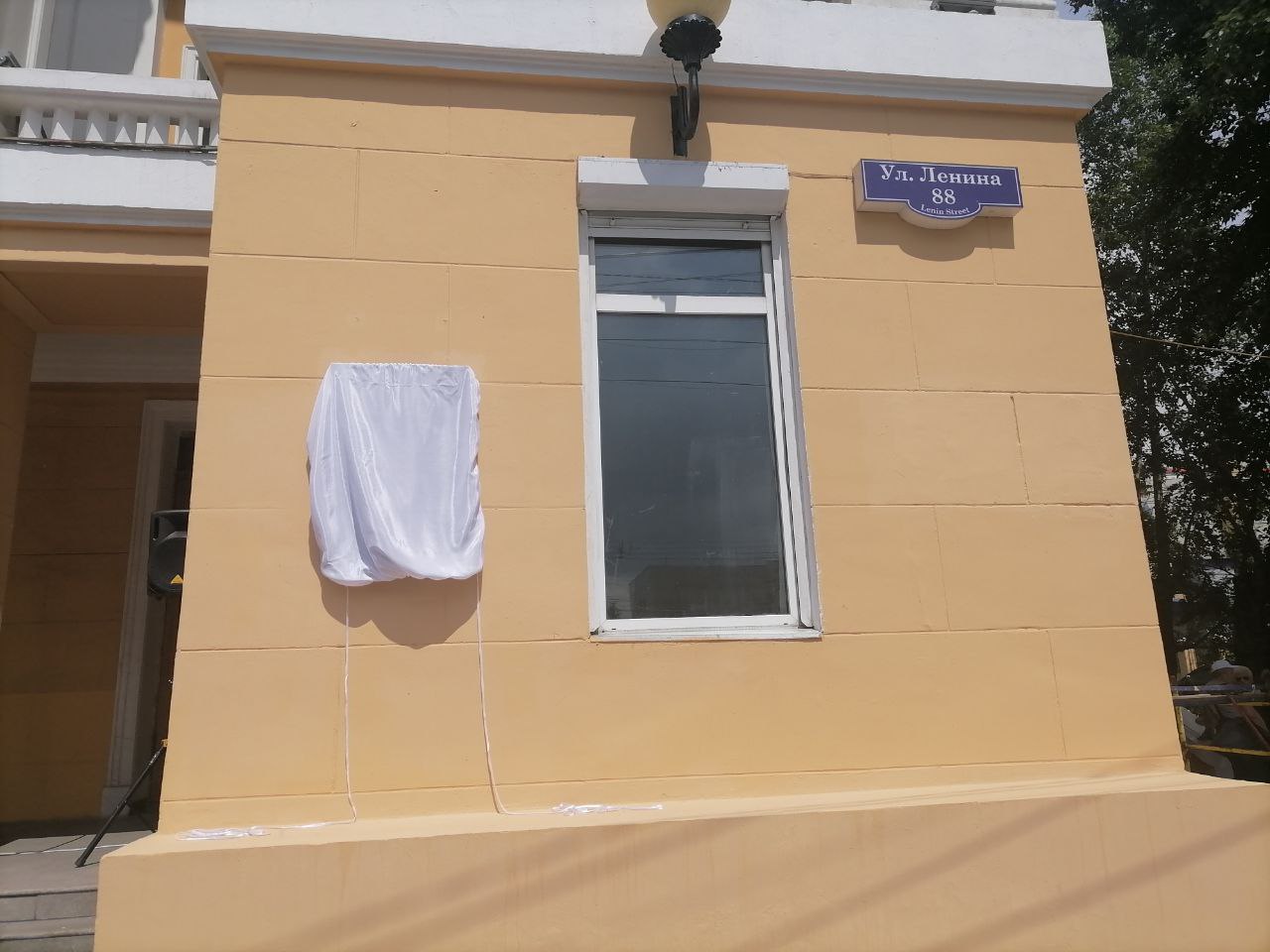 Памятную мемориальную доску Юрию Соломину к 90-летию актёра открыли в Чите Памятную мемориальную доску, уроженцу Читы, народному артисту СССР Юрию Соломину открыли 0+ на здании ОДОРА. Право её открыть предоставили первому губернатору Забайкальского края Равилю Гениатулину и почётному гражданину Читинской области Алексею Соловьёву. "Юрий Соломин родился и начинал свой творческий путь здесь, в Чите. Мы все, чем старше становимся, тем больше вспоминаем наши места, где мы родились, где мы росли, где мы становились людьми. Он часто вспоминал о нашем замечательном городе. Одно из его высказываний, у него их было много:" Я люблю провинцию". Провинция меня научила всему. Работать, просто жить, любить, даже ненавидеть, защищаться". И это правда. Провинция в самом хорошем смысле этого слова. Он никогда не рассматривал маленькие города, естественно, родной город, как какую-то дальнюю провинцию, потому что прекрасно знал, какие события исторические здесь происходили, какие люди прошли через нашу территорию в военное время, до военного времени и в советское время", — сказал Равиль Гениатулин. Он отметил, что и сам Юрий Соломин, когда приезжал сюда, говорил со сцены тёплые слова жителям Забайкалья. Равиль Гениатулин также вспомнил картинку "Адъютант его превосходительства" 16+ , в которой играл Юрий Соломин. Экс-губернатор отметил, что этот фильм не только затрагивает историю России, он также является примером великолепной актёрской игры, до которой не дотягивают современные актёры. Гениатулин считает, что такие картины с воспитательной и просветительской целью нужно показывать по центральным каналам. Фото и видео: ИА ChitaMedia ChitaMedia Забайкальский край