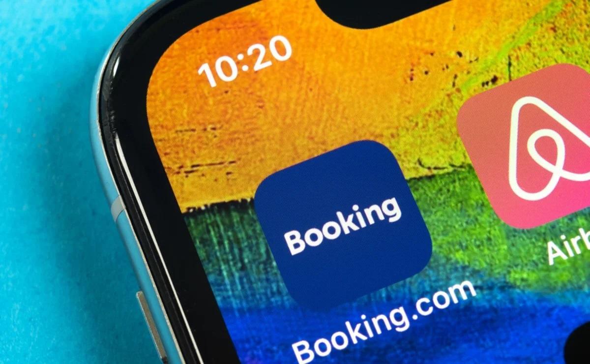 Мировой лидер бронирования отелей Booking com готовится вернуться в Россию Нашим платформам приготовиться Слухи усилились после появления вакансии Area Manager по России где от кандидата ждут возобновления отношений с партнёрами и перезапуска работы компании в стране Если иностранные платформы и вернутся им придётся работать по новым условиям хранить данные в России использовать отечественный софт и выдавать прозрачные чеки Пока западных конкурентов не было наши платформы уже вышли за рамки бронирования отелей Они предлагают авиабилеты туры и поддержку 24 7 Совокупная база поставщиков у российских сервисов превышает 2 2 млн по всему миру Пока в Европе отельеры судятся с Booking из за ценового паритета российские компании укрепляют позиции и готовы конкурировать на равных Похоже эпоха безальтернативного букинга осталась позади