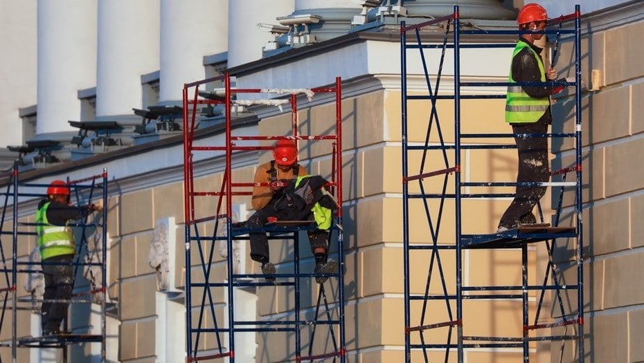 В Петербурге на капремонт не хватает 240 млрд рублей В последние годы около 20 тыс. различных работ не удалось выполнить именно из-за недостаточного финансирования. Начальник управления капитального ремонта жилищного комитета Дмитрий Кузнецов считает, что размер взносов недостаточный, а государственная поддержка слишком мала, чтобы покрыть расходы. Ну ничего страшного - скоро повысят и за счет жителей приведут город в порядок. Беглов, итоги.