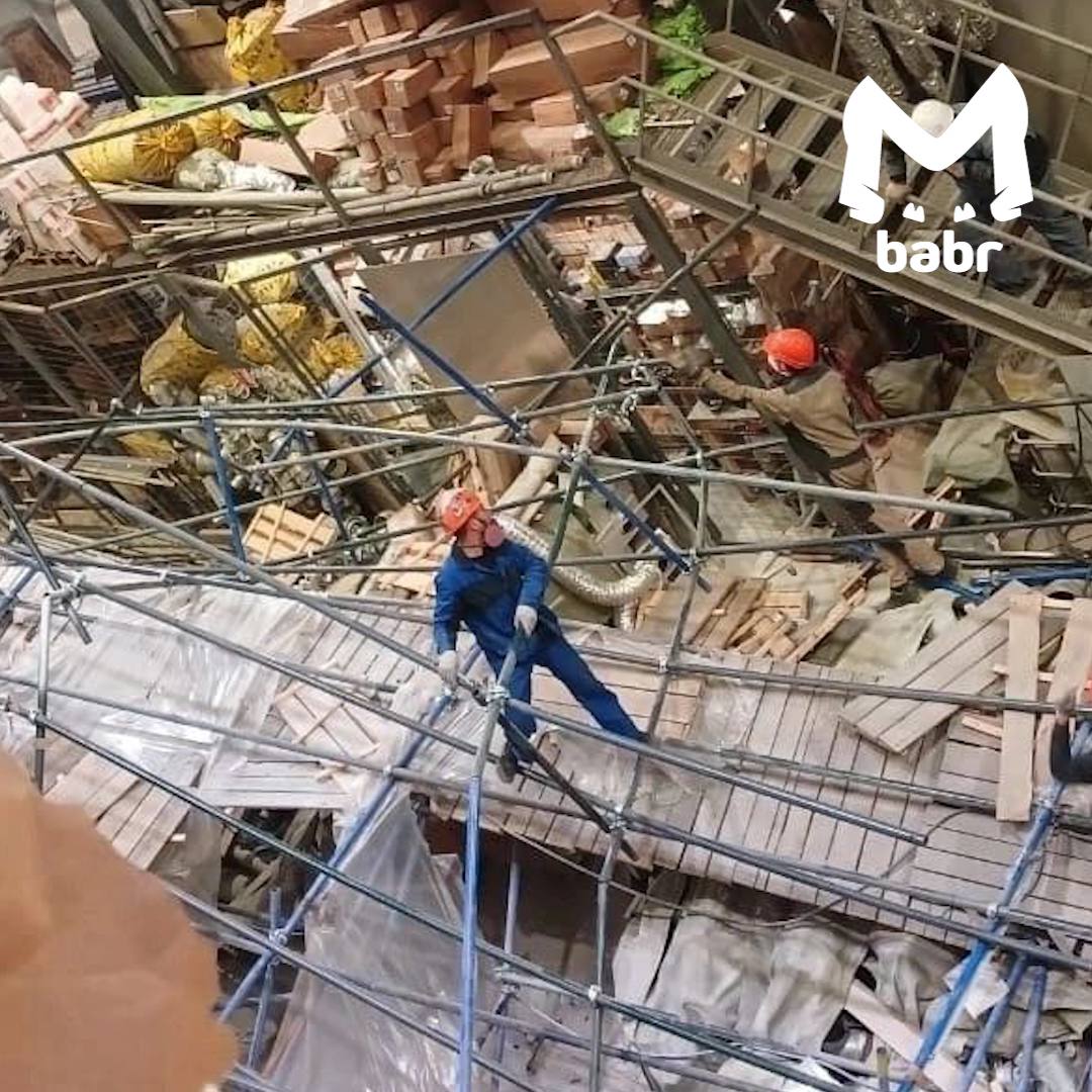 Строительные леса рухнули на рабочих во время сборки круизного лайнера в Иркутске. В Солнечном возводят туристическое судно проекта RPV8714 для Восточно-Сибирского речного пароходства. Накануне там развалилось сооружение из металлических опор. По словам очевидцев, обошлось без погибших.