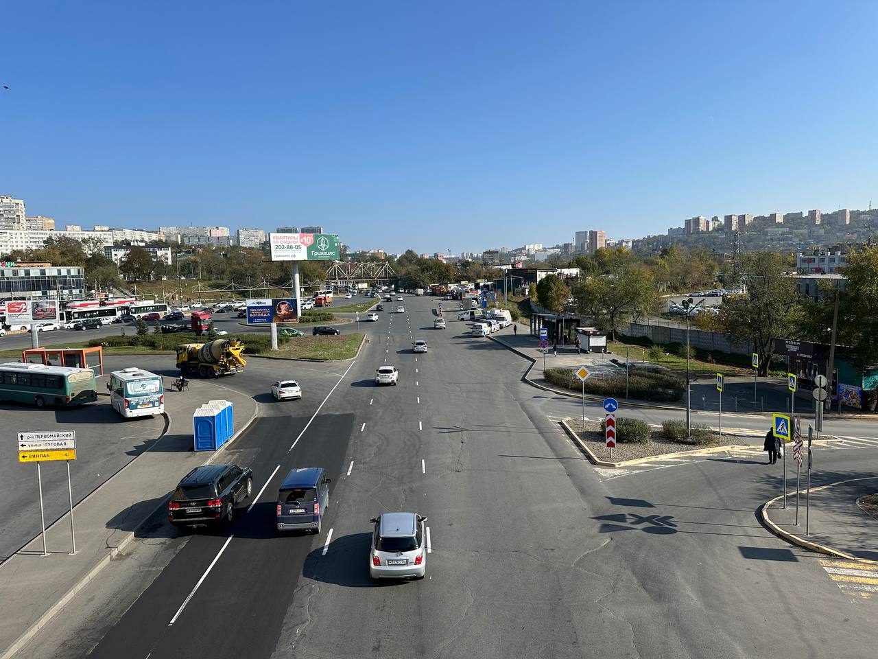 Во Владивостоке с сегодняшнего дня вступают масштабные изменения при сдаче экзамена на права в ГАИ  Теперь нет привязки к конкретному району. Экзаменуемый во время сдачи может двигаться сразу по несколькими районам. Для многих это существенно усложнит сдачу. По логике, это должно улучшить навыки водителей в реальных условиях вождения. К примеру, экзамен начался на Чуркине, а закончился на Второй речке.  Такую информацию предоставили в одной из автошкол Владивостока.  ВАЖНАЯ ИНФОРМАЦИЯ ОБ ИЗМЕНЕНИЯХ ПО ЭКЗАМЕНАМ с 04.08.2025г   1. Вместо 4-х экзаменационных маршрутов, теперь ОДИН маршрут - это г. Владивосток.   Как это понимать: начать экзамен могут с одного района и переехать на другой, т.е. были на Второй речке, уехали на БАМ.   2. Информация о точке сбора на экзамен будет сообщаться курсантам вечером накануне экзамена.   Экзаменационный отдел Госавтоинспекции будет стараться сообщать точку сбора Автошколам до 16:00.    Админу