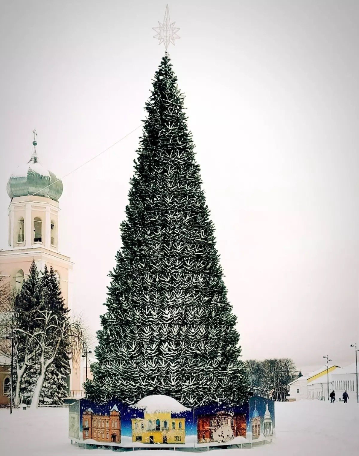 В центре Валдая установили 13-метровую ёлку  В Валдае завершили установку новой городской новогодней ёлки. Как рассказал глава Валдайского района Юрий Стадэ, праздничная красавица высотой 13 метров появилась благодаря практике инициативного бюджетирования «Народный бюджет».     Дополнительно по проекту закуплены ограждение, игрушки и гирлянды. Новая ель непременно станет главным новогодним украшением города, создавая праздничную атмосферу для всех жителей. В среду, 25 декабря, на площади Свободы в Валдае пройдёт праздничное мероприятие «Ёлочка, зажгись!».