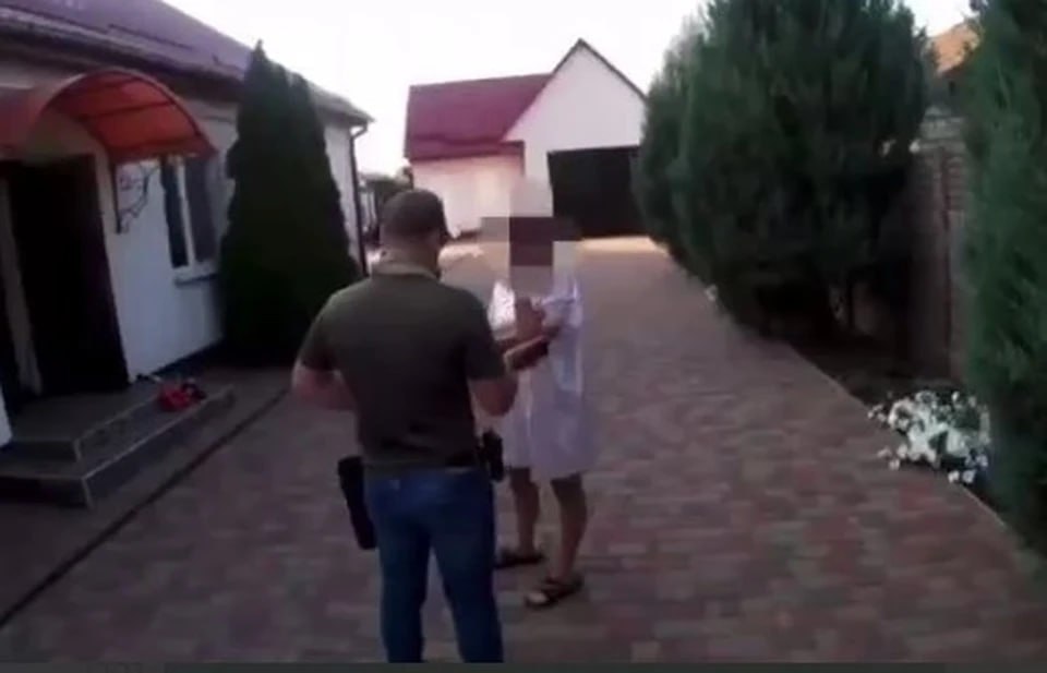 В ЛНР поймали очередную шпионку Шпионка из Станично-Луганского района ЛНР Ирина З. ответит перед судом за свои действия. Установлено, что 41-летняя женщина совершила государственную измену. В 2023 году она вступила в сговор с украинскими спецслужбами и собирала информацию о размещении российских войск. Все добытые данные жительница ЛНР передавала через интернет. - Уголовное дело направлено в Верховный Суд Луганской Народной Республики для рассмотрения по существу, - сообщили в надзорном ведомстве.