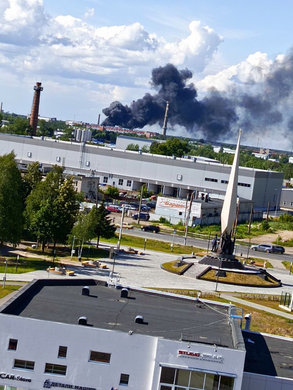 Пожар случился на бывшем заводе «Заря» в Дзержинске, сообщили в ГУ МЧС по Нижегородской области. По данным прокуратуры, загорелись емкости с химической жидкостью. Подробности уточняются. Фото: очевидцы Подписывайтесь на «Ъ-Приволжье» Оставляйте «бусты»