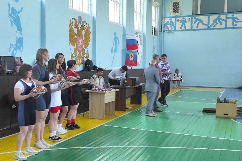 Женская команда ГБУ ЛНР «СК «Шахтер» стали чемпионами республиканского турнира по жиму классическому На базе спортивного зала ГБУ ЛНР «Спорткомплекс «Шахтер» прошел турнир ЛНР по пауэрлифтингу среди мужчин и женщин жим классический . Он собрал сильнейших любителей - пауэрлифтеров не только Луганской но и Донецкой Народных Республик. Наша женская команда была представлена следующими представительницами прекрасного пола: Алиса Беликова категория 47 кг , София Колымагина категория 52 кг , Шумко Ольга категория 52 кг , Бусыгина Анна категория 52 кг , Мартынова Ирина категория 57 кг , Оксана Карасева категория 76 кг , Елена Лемешко категория 84 кг . После объявления результатов абсолютного первенства, стало ясно, что наши женщины смогли пробиться в призовую тройку: Ольга Шумко завоевала 2 место, а Елена Лемешко 3 место. В командном первенстве женская команда ГБУ ЛНР «СК «Шахтер» заняла 1 место, опередив команды Ровеньков и ДНР. Подробнее читайте на САЙТЕ