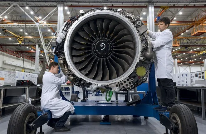 Двигатель для Superjet 100 завершил сертификационные испытания Объединенная двигателестроительная корпорация завершила сертификационные испытания нового двигателя ПД 8 Они заменят на региональных пассажирских самолетах Superjet 100 российско французские моторы SaM146 В ходе испытаний двигатель отработал 6590 часов Из них 1449 часов он отлетал на опытных Superjet 100 а остальное отработал на стендах сообщили в ОДК Первый опытный самолет с новыми двигателями поднялся в воздух в марте 2025 г позже к испытаниям присоединился еще один SJ 100 с ПД 8 Завершающий этап сертификационных испытаний прошел в апреле на открытом испытательном стенде предприятия разработчика ОДК Сатурн Там имитировалось попадание самолета в облако града По словам заместителя директора по продажам ОДК Федора Миронова сформированный по итогам испытаний пакет документов будет направлен на рассмотрение в сертифицирующий орган Росавиацию Мы ждем получения сертификата типа в скором времени отметил он Получение этого документа для двигателя станет важным шагом на пути сертификации импортозамещенной версии Superjet 100 Как заявил в начале мая глава материнской госкорпорации Ростех Сергей Чемезов опытные самолеты завершили 80 полетов по сертификационной программе В этом году планируем получить сертификацию Со следующего года начнем серийно выпускать SJ 100 сказал он Производитель самолета Объединенная авиастроительная корпорация подтвердила в апреле что она законтрактовала первую партию из 42 SJ 100 Они предназначены для авиакомпаний Red Wings Азимут и Аврора Фото ОДК Подписаться на ATOjournal