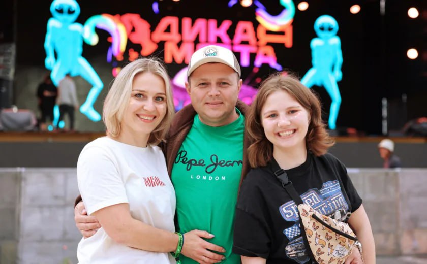 В Тульской области уже в десятый раз проходит фестиваль «Дикая Мята». Ежегодно в село Бунырево съезжаются тысячи российских меломанов из разных регионов страны. Они не боятся ни дождя, ни грязи, ведь главное в «Дикой мяте» — это атмосфера. В этом году слоган фестиваля — «С любовью к нашей музыке, нашим людям и нашей стране». Здесь, несмотря на проливной дождь и нелетнюю прохладу, тепло от тысяч улыбок, а еще здесь царит дух дружелюбия и гостеприимства. Как проходит фестиваль в этом году - читайте тут