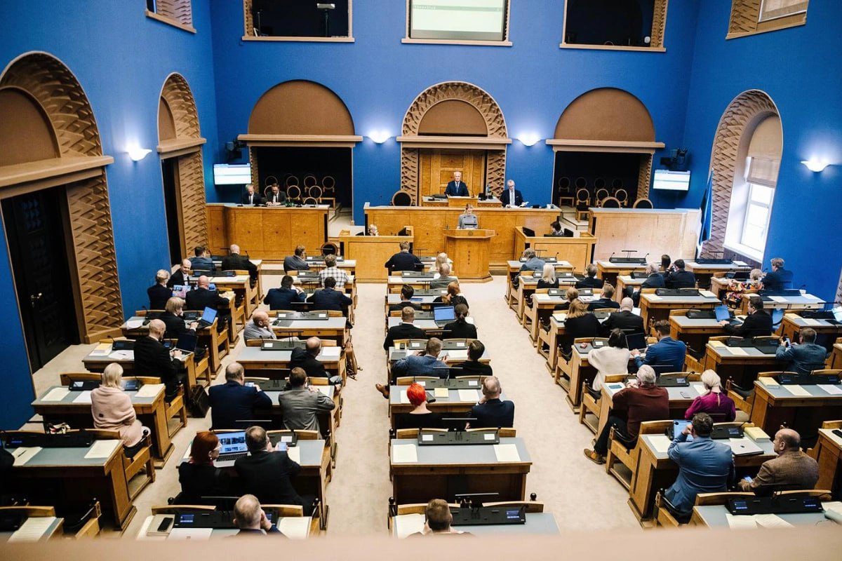 Парламент Эстонии отклонил проект о закрытии границы с Россией Во вторник Рийгикогу парламент в первом чтении отклонил инициированный партией Отечество законопроект предлагавший правительству закрыть границу между Эстонией и Россией говорится в сообщении опубликованном на сайте издания За принятие законопроекта проголосовали 20 депутатов против 47 В итоге документ был снят с рассмотрения Законопроект подавался с целью обязать правительство оценить и принять меры для обеспечения безопасности Эстонии