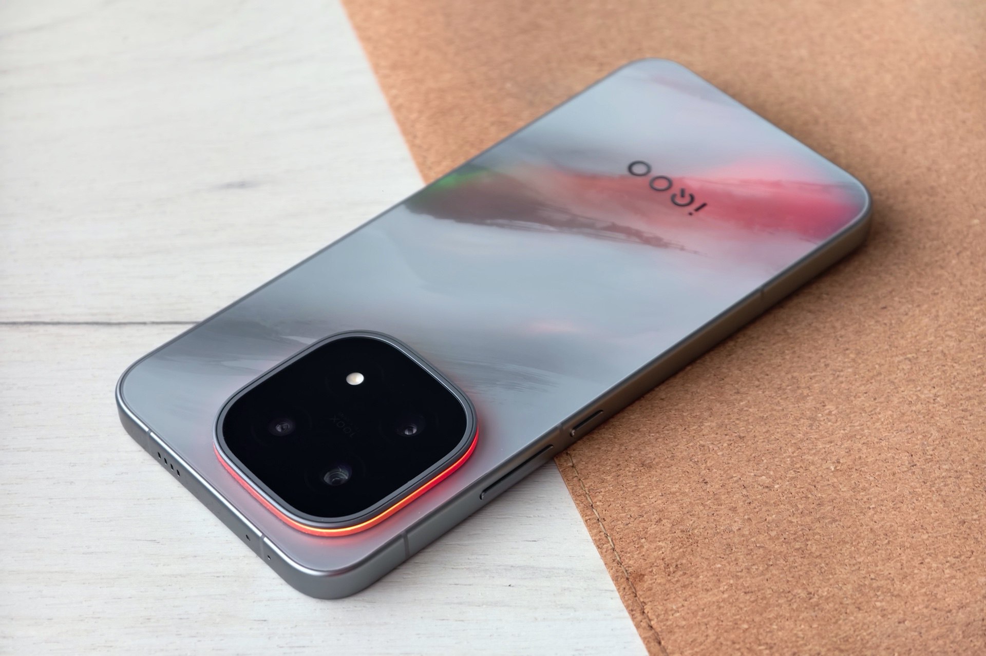 Сбалансированный флагман В Россию приехал iQOO 15 смартфон на базе Snapdragon 8 Gen 5 Elite с батареей на 7000 мАч и весьма оригинальным внешним видом В обзоре рассказываем чем интересна новинка и почему она порадует даже взыскательного пользователя     kod ru obzor iqoo 15