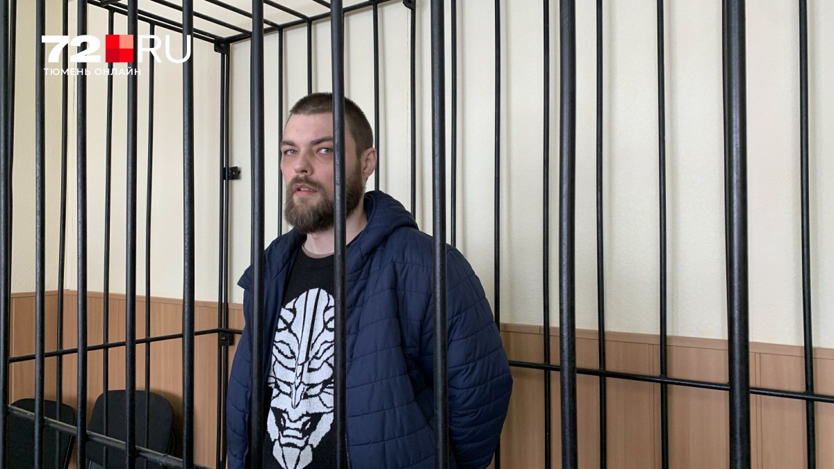 К 12 годам колонии приговорили дворника с Ямала за посты о Буче и Каховской ГЭС Центральный окружной военный суд в Екатеринбурге признал 36 летнего Игоря Якуничева виновным в двух эпизодах по статье об оправдании терроризма в одном эпизоде дискредитации армии в трех эпизодах распространения фейков об армии а также о публичных призывах против госбезопасности Мужчине назначили 12 лет в колонии общего режима а также пятилетний запрет на администрирование сайтов передает наш корреспондент в суде Ровно такой срок запрашивал ему прокурор Житель поселка Пангоды в ЯНАО Игорь Якуничев автор канала о полицейском и судейском произволе Бесконечность не предел выпускник технического колледжа работал слесарем позднее дворником По версии следствия с марта по август 2022 года Якуничев опубликовал в ВКонтакте несколько видео с названиями Российские военные расстреляли семью под Бучей Русский канцелярский Мясник русского мира Они системно убивали людей Что делали российские военные в Буче Настоящее время Буча свидетель в Испании и Я не буду воевать за имперские амбиции диктатора Оправданием терроризма обвинение сочло публикации про взрыв Каховской ГЭС и поддержку Легиона Свобода России Подсудимому вменили размещение постов Обращение Цезаря Легион возвращается домой Атака повстанцев на Курскую область продолжается Как воюет легион Свобода России Работа артиллеристов легиона Свобода России Тысячи россиян стоят в очереди чтобы снести путинский режим Отягчающими обстоятельствами следователь счел мотивы политической ненависти и яркую антигосударственную позицию Прокурор заявил что причастность армии России к разрушению Каховской ГЭС и резне в Буче ложная информация которая дискредитирует армию РФ Сам судья еще на первом слушании по делу назвал массовые убийства мирных жителей украинской Бучи работой ЦИПСО и инсценированной провокацией со стороны Украины Выступая с последним словом Якуничев выразил поддержку Легиону Свобода России Русскому добровольческому корпусу и Батальону имени шейха Мансура которые по его мнению отстаивают независимость Украины В ходе прений Якуничев сообщил что ему не оказывают медпомощь в СИЗО 5 Екатеринбурга Наш корреспондент видел на скуле подсудимого опухлость размером с мячик для гольфа За жалобы по словам Якуничева сотрудник следственного изолятора угрожал ему расправой сексуального характера Затем администрация изолятора поместила мужчину в одиночную камеру где он провел почти полгода Фото 72 ru