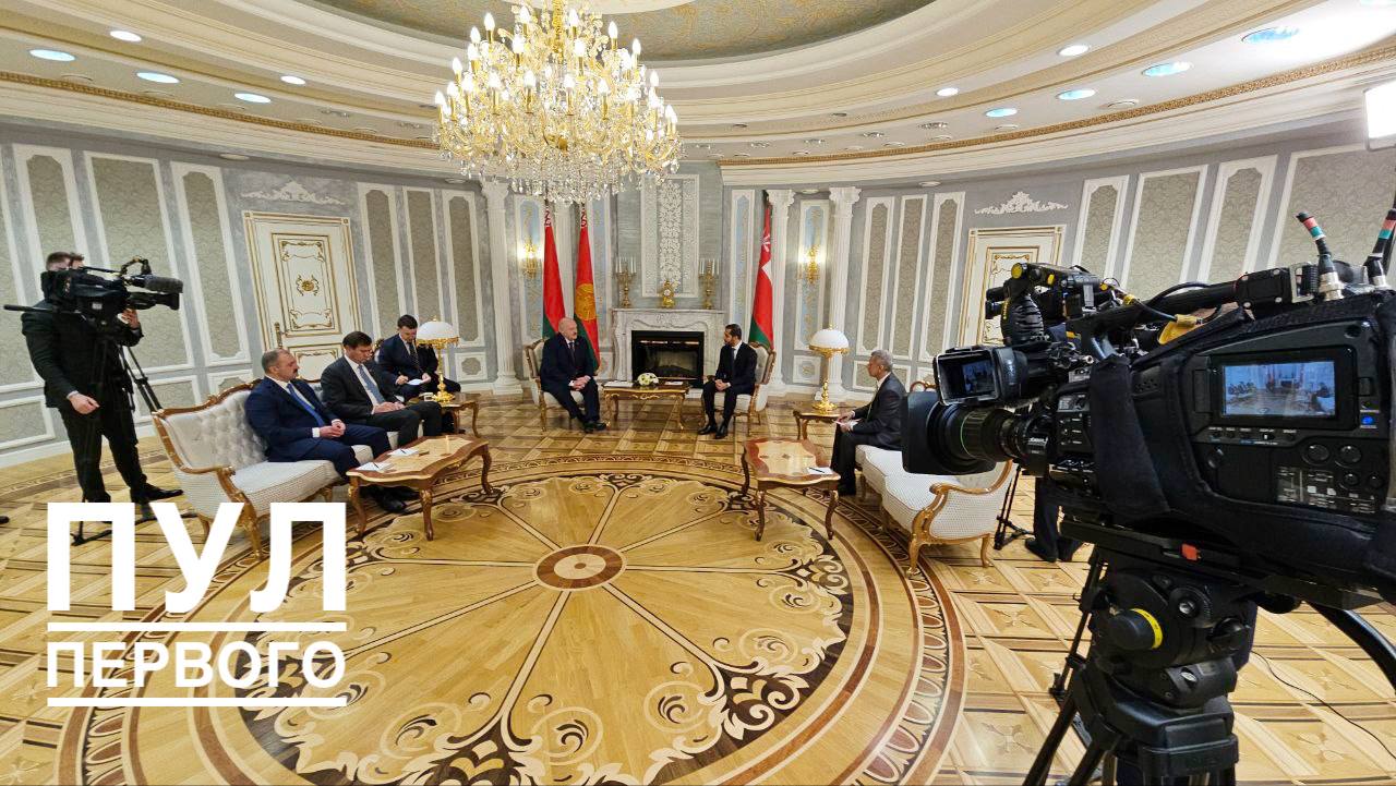 Лукашенко и наследный принц Омана обсуждают расширение сотрудничества: белорусский экспорт машиностроение, химия, продукты питания через порт Сохар, а также прямые авиарейсы. Это первый визит наследного принца в Беларусь, и стороны заявляют о дружеских отношениях. Лукашенко подчеркнул, что прежде всего стороны работают над вопросами торгово-экономического сотрудничества. Для Беларуси особый интерес представляет использование портовой инфраструктуры Омана, чтобы совместно развивать торговлю и с другими странами, включая Африку. #политика #Беларусь #Оман Подпишись — Минская правда MLYN.by