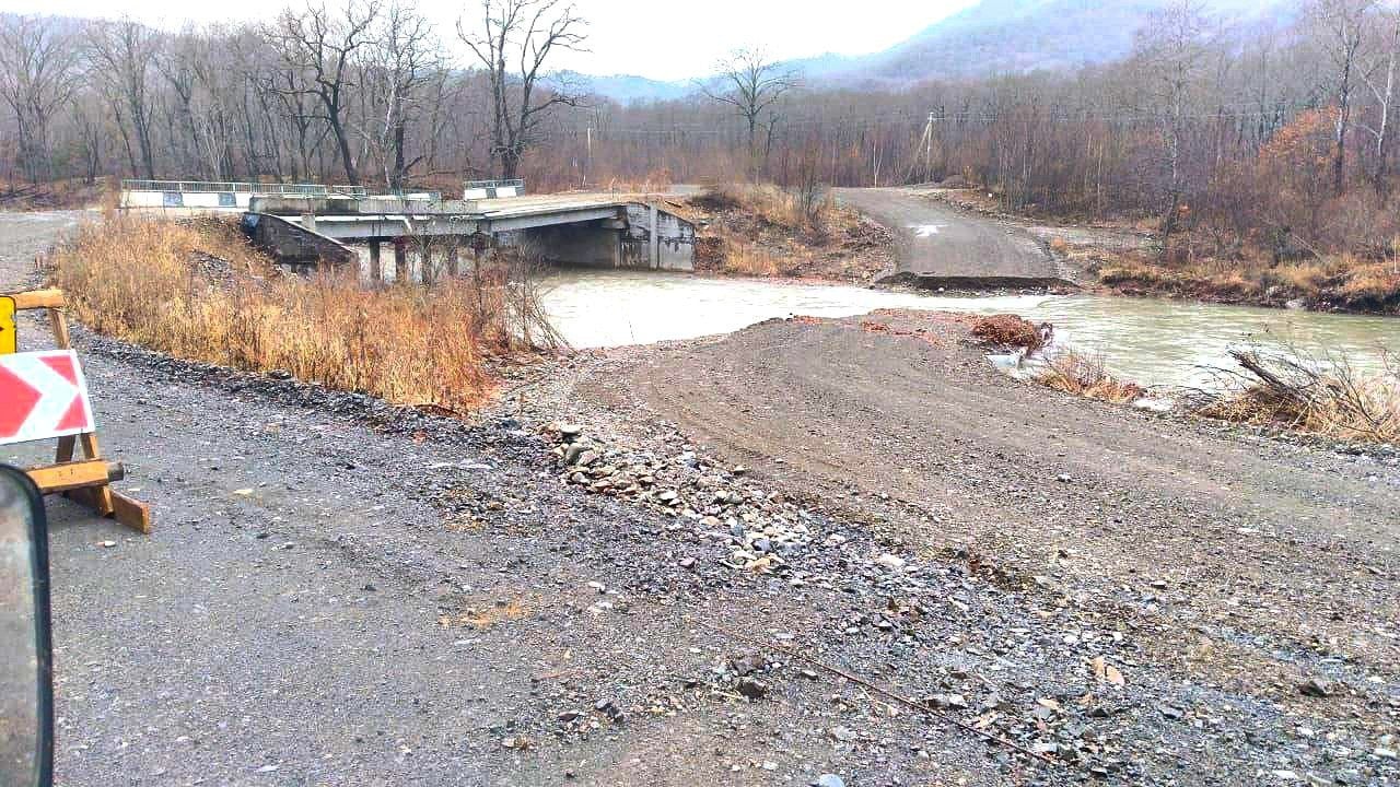 Новый объездной путь в селе Глазковка разрушен первым дождём  В селе Глазковка Лазовского района недавно построенный объездной путь, предназначенный для замены аварийного моста, оказался непригоден для использования после первого дождя. Вода смыла временный переезд, сделав его недоступным для проезда.