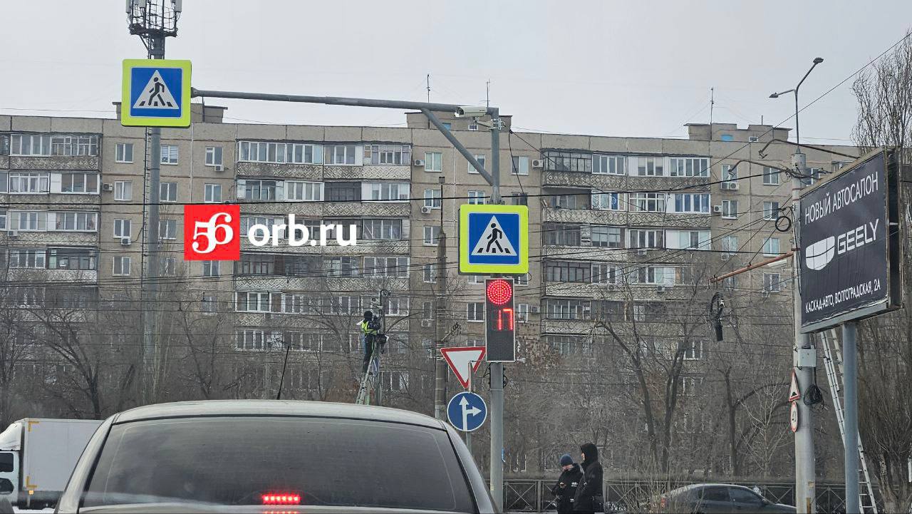 В Оренбурге на перекрестке улиц Терешковой и Рокоссовского установили новые камеры.  «Бьют» они сразу на все полосы и стоп-линии. Монтаж закончили накануне. Начали ли они сразу работать, пока что неизвестно.  Скорее всего, камеры решили установить из-за водителей, которые частенько игнорируют запрещающий знак поворота и продолжают нарушать ПДД. Изначально с Терешковой можно было поворачивать налево, но из-за пробок мэрия решила это запретить. Теперь ближайший разворот находится в районе улицы Новой, что в разы увеличивает пробку там.