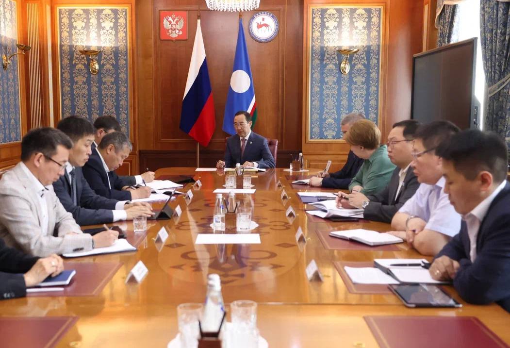 Провёл планёрное совещание с руководством Правительства и Администрации Главы и Правительства республики. Обсудили текущие задачи. Северный завоз На совещании с Президентом России доложил о ходе завоза в Якутии. В этом году нам нужно завезти 1,4 млн тонн, уже выполнено более половины плана. Президент поручил Правительству страны вместе с регионами принять все меры для обеспечения завоза в полном объёме. Высокоскоростной интернет в сёлах Правительство России утвердило список из 61 населённого пункта Якутии, куда будут проведены волоконно-оптические линии с использованием средств резерва универсального обслуживания. Включены сёла в 15 районах, в том числе в Арктике. Поручил обеспечить соответствующую работу со стороны республики в рамках проекта "Синергия Арктики". Дополнительное образование для детей Утверждён план реализации второго этапа Концепции развития допобразования до 2030 года. В Якутии продолжаем расширять возможности для детей, особое внимание уделим доступности программ для ребят с ограниченными возможностями здоровья. Работаем дальше, чтобы каждый житель Якутии чувствовал реальные изменения к лучшему. #ВместеТолькоВперёд