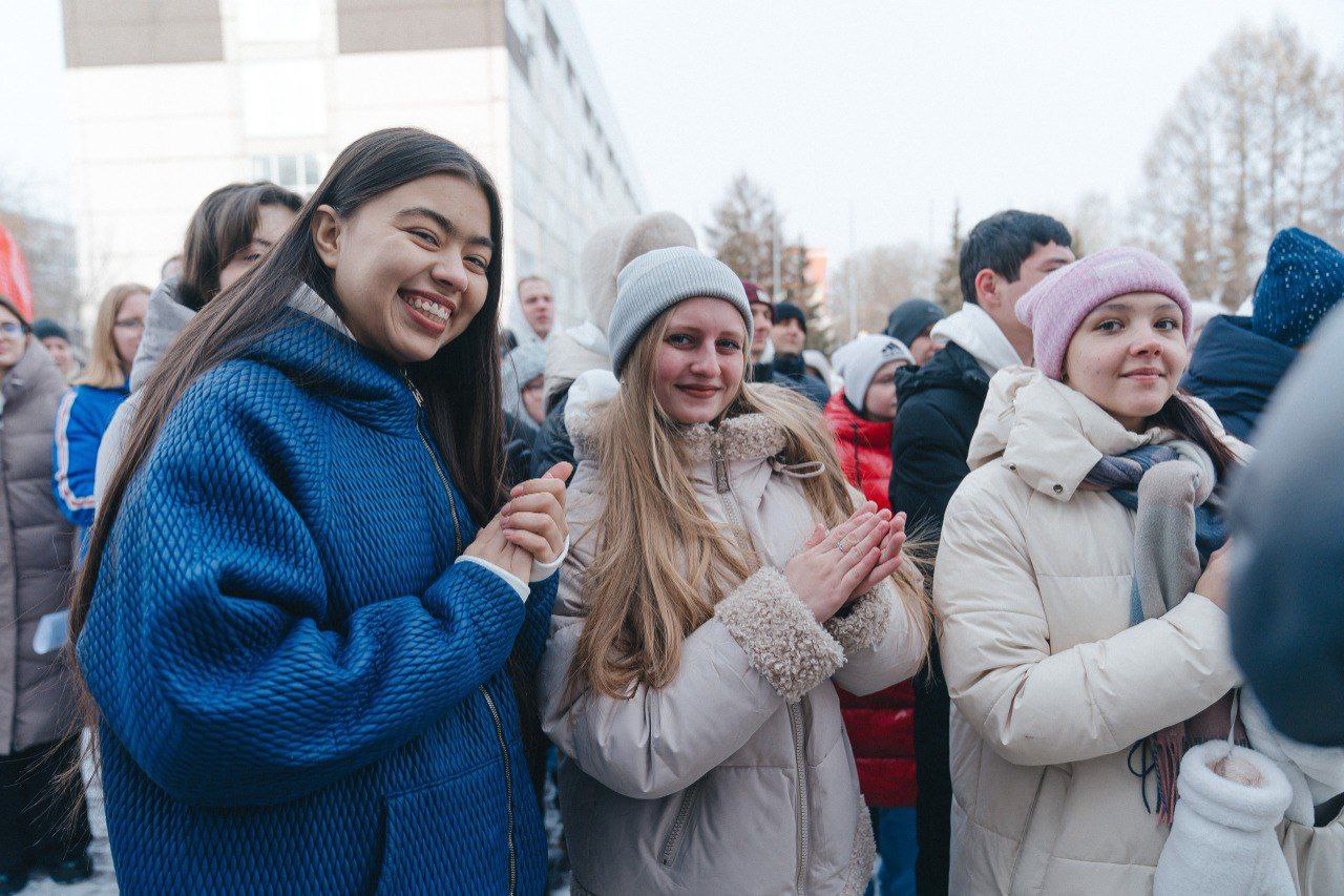 Сегодня в КемГУ открыли современный учебный комплекс с общежитием, построенный в рамках нацпроекта «Наука и университеты».    В общежитии на бульваре Строителей смогут проживать более 400 студентов. Для них доступны гимнастический зал, лыжная база, коворкинги и столовая, также размещены учебный корпус, три многофункциональные спортивные площадки, зона отдыха, воркаута, парковки.    В открытии объектов приняла участие заместитель Министра науки и высшего образования РФ Ольга Петрова.  В рамках своего визита она встретилась со студентами-активистами и профессорско-преподавательским составом вуза, где обсудили основные перспективы и направления развития высшего образования в Кузбассе.     «Открытие такого комплекса- это еще один шаг, который мы сделали, чтобы Кузбасс стал студенческим регионом. Уверен, что теперь наш регион станет еще более привлекательным для получения высшего образования не только среди жителей региона, но и ребят из других субъектов и стран», - отметил губернатор Илья Середюк.    Особая благодарность Минобрнауки России за поддержку и финансирование такого необходимого проекта для кузбасского студенчества!