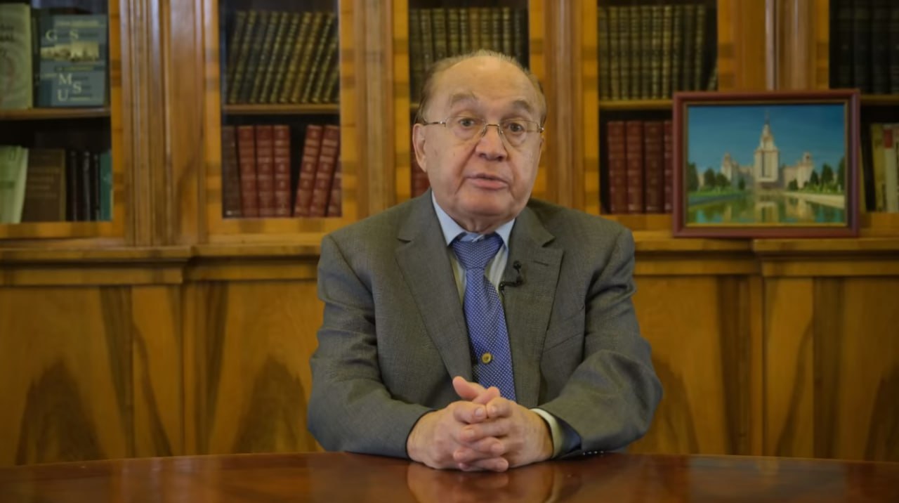 86-летний ректор МГУ Садовничий предложил ограничить области профессиональной деятельности российским выпускникам, закрепив их в дипломе Виктор Садовничий, выступая на недавнем совете российского Союза ректоров предложил указывать в дипломах студентов доступные им виды деятельности. Новость, цитирующая это предложение ректора МГУ опубликована на портале самого университета. По задумке Садовничего, перечень видов и областей профессиональной деятельности, в которой выпускник будет иметь право работать, следует указывать в приложении к диплому. При этом ректор МГУ сам согласился, что, по мнению экспертов, такая детализация ограничит возможности выпускников «в части дальнейшей профессиональной деятельности». Новость об инициативе Садовничего появилась еще 8 июля, но внимание на нее обратили только теперь. Садовничий занимает пост ректора МГУ с 1992 года. Ему 86 лет. В ноябре 2024 года Путин отдельным указом снова продлил срок его полномочий — еще на пять лет, до 90-летия.