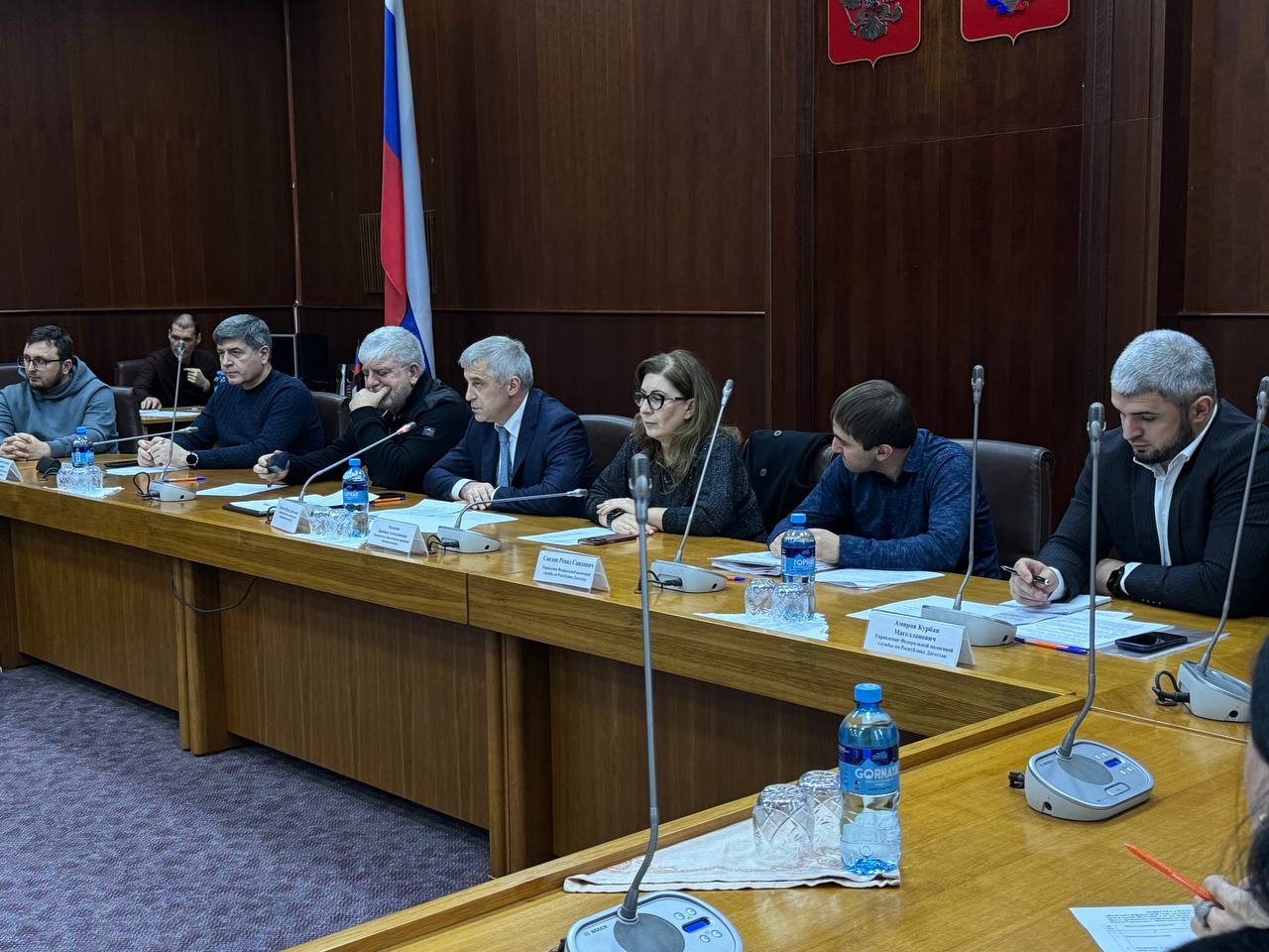 В Махачкале прошел круглый стол Налоговая реформа 2026 года основные изменения для бизнеса 8 декабря 2025 года в конференц зале Национальной библиотеки РД им Расула Гамзатова состоялся круглый стол для предпринимателей Налоговая реформа 2026 года основные изменения для бизнеса Мероприятие организовано Уполномоченным по защите прав предпринимателей в Республике Дагестан Мурадом Далгатовым при содействии руководителя Общественной приемной Уполномоченного Джамили Мелесовой и направлено на разъяснение ключевых изменений налогового законодательства которые вступят в силу в 2026 году и затронут бизнес всех уровней В работе круглого стола приняли участие представители УФНС России по Республике Дагестан заместитель начальника отдела камерального контроля специальных налоговых режимов 2 УФНС России по РД Ренад Саидов главный государственный налоговый инспектор отдела камерального контроля НДС 2 УФНС России по РД Курбан Амиров директор АНО ЦОП Бизнес против коррупции Анвар Магомедов председатель Совета Дагестанского регионального отделения Деловой России Русланбек Каджимагомаев руководитель Общественной приемной Уполномоченного Мансур Гаджимагомедов руководитель бизнес сообщества Деловые горянки Нарсият Гаджиэменова президент АФКОД Магомед Абдурахманов основатель бизнес сообщества ДагИнвестКлуб а также представители предпринимательского сообщества В приветственном слове Уполномоченный Мурад Далгатов отметил что предприниматели фактически сталкиваются с ежегодными изменениями налоговых правил Уже не успев адаптироваться к поправкам 2025 года бизнес вынужден готовиться к новым корректировкам Особое внимание он обратил на снижение порога выручки для обязанности уплачивать НДС с 60 млн рублей до 20 млн рублей что по его словам создаёт серьёзные вызовы для микробизнеса в регионе Далгатов подчеркнул что благодаря активной позиции экспертного сообщества и региональных институтов удалось смягчить часть изначально предложенных реформ и предотвратить наиболее резкие изменения однако нагрузка на предпринимателей всё равно значительно возрастёт Заместитель начальника отдела камерального контроля специальных налоговых режимов 2 УФНС России по РД Ренад Саидов подробно рассказал о нововведениях Если доход компании за 2025 год превысит 20 млн рублей с 1 января 2026 года ей придется начислять НДС Помимо того законами субъектов Российской Федерации могут быть установлены налоговые ставки в пределах от 1 до 6 для налогоплательщиков осуществляющих определяемые Правительством Российской Федерации отдельные виды экономической деятельности и отвечающих критериям установленным Правительством Российской Федерации Поскольку соответствующий федеральный перечень пока не утверждён с 2026 года по УСН будут применяться базовые ставки 6 для объекта Доходы и 15 для объекта Доходы минус расходы Также было отмечено что право применения ПСН в 2026 году получат те чей доход за 2025 год не превысил 20 млн рублей В 2027 году патент смогут сохранить только предприниматели с доходом менее 15 млн рублей за 2026 год При этом Правительство РФ решило не ограничивать использование ПСН для стационарной торговли и грузоперевозок на автомобилях с 1 января 2026 года Отдельно подчеркнуто индивидуальным предпринимателям которые хотят перейти на патентную систему налогообложения с 1 января 2026 года следует подать заявление на получение патента не позднее чем за 10 рабочих дней до начала его применения В этом году направить его нужно не позднее 16 декабря Главный государственный налоговый инспектор отдела камерального контроля НДС 2 УФНС России по РД Курбан Амиров добавил что помимо увеличения общей ставки НДС на 2 процентных пункта с 2026 года отменяется действовавший почти 20 лет мораторий на НДС для отдельных банковских операций в том числе на эквайринг Правительство продлило мораторий на штрафы по НДС для упрощенцев впервые ставших плательщиками НДС в 2026 год Также отменяются универсальные льготы по страховым взносам для субъектов МСП