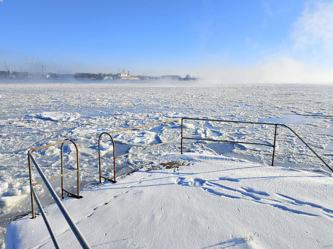 Жители Балтийской косы уже больше суток не могут попасть домой из за льда Первая отмена рейса по маршруту Балтийск Балтийская коса Балтийск произошла 31 января в 7 20 Все ответственные отрабатывают различные варианты сегодня на месте специалисты от паромной переправы администрации муниципалитета оценивали обстановку текущие условия пока не позволяют обеспечить безопасную работу переправы уточнили в региональном правительстве Ситуацию на контроле держит Алексей Беспрозванных Губернатор пояснил что ледовая обстановка непростая и усугубляет ситуацию восточный ветер Беспрозванных поручил главе муниципалитета отработать с каждым кто не смог уехать предоставить проживание питание и комфорт На косе проживает около 200 человек Уточнил Всё необходимое там есть В магазинах еда работает пекарня Связались с хозяйкой у неё всего хватает Отопление электричество есть пояснил губернатор Детский сад работает в обычном режиме Но школьники пока отправятся на дистант Фото Telegram канал Алексея Беспрозванных КАСКАД Прислать новоcть
