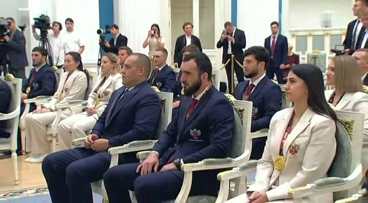 Чемпион мира по версии Всемирной боксерской ассоциации WBA трехкратный чемпион мира среди любителей Муслим Гаджимагомедов поблагодарил президента России Владимира Путина за особое внимание к спорту Об этом спортсмен сообщил во время речи после получения от главы государства ордена Дружбы Побед не было бы и без надежного тыла а это наши семьи и близкие которые помогают нам в тяжелую минуту Владимир Владимирович спасибо вам за то что уделяется такое особое внимание спорту Спасибо большое что уделяете внимание и помогаете нашей республике в непростое время сказал он