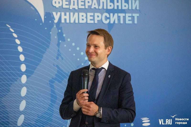 Ректор ДВФУ попал в топ самых высокооплачиваемых Борис Коробец, ректор Дальневосточного федерального университета, зарабатывает в среднем 870 тысяч рублей в месяц. На Дальнем Востоке его обходит только Татьяна Брачун из Магадана с зарплатой 1,2 млн рублей. Проректоры ДВФУ тоже не бедствуют — их доходы в районе 700-800 тысяч рублей. В университете трудятся сразу 14 проректоров. К слову, экс-губернатор Приморья Владимир Миклушевский руководит Московским политехом, получая около 1,1 млн рублей в месяц. »..... ПОДПИСАТЬСЯ. ДПС ВЛАДИВОСТОКА