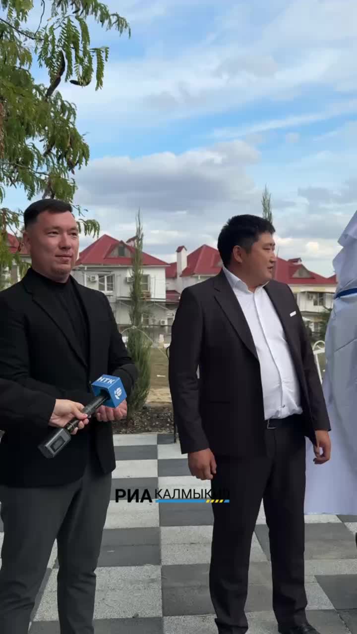 В Элисте открыт обновленный памятник Остапу Бендеру