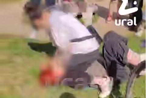 Причиной жестокого избиения школьницы в Первоуральске могло стать оскорбление мамы нападавшей. Судя по видео, опубликованному в Телеграм-канале Ural Mash, девочка-подросток наносила удары знакомой со словами: «Это тебе за маму».   «Что ты там про мою маму     [говорила]? Я свою мам любила. Ее не стало», — кричала школьница, жестоко избивая девочку руками и ногами, которая в этот момент лежала на земле.   После того, как экзекуция закончилась, пострадавшая девочка попросила вызвать ей «скорую».   Подростки, снимавшие произошедшее, смеялись и даже аплодировали нападавшей. Только одна из очевидцев расправы пыталась «остановить» разъяренную девушку словами: «Успокойся, ей итак досталось».     : скрин Ural Mash.