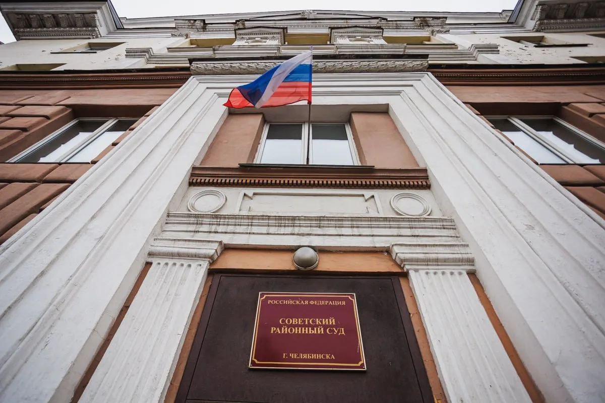 Бывшая замглавы судебных приставов Полина Захарова получила 7 5 лет колонии но с отсрочкой наказания В Челябинске осудили бывшего первого заместителя руководителя Главного управления ФССП по региону Советский районный суд признал виновной Полину Захарову в получении взятки в крупном размере и злоупотреблении должностными полномочиями Сотрудники ФСБ раскрыли схему в которой была задействована обвиняемая В 2020 году она получила от коммерческой организации взятку в виде услуги имущественного характера ей обеспечили победу на торгах и покупку квартиры в Челябинске по сниженной цене Взамен она отменила меру принудительного исполнения в виде обращения взыскания на денежные средства должника Суд назначил Захаровой наказание в виде 7 лет 6 месяцев колонии общего режима с отсрочкой до достижения её ребёнком возраста в 14 лет а также штраф 7 2 млн рублей и запрет занимать руководящие должности на 5 лет