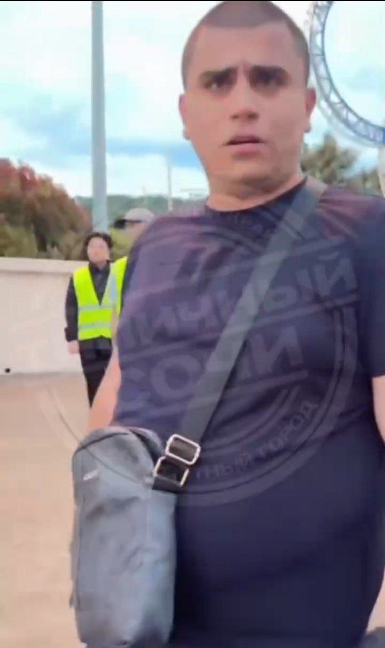 В аэропорту Сочи задержали задиру, который терроризировал конкурентов Как мы писали вам утром, 25-летний «посадчик» мешал «залётным» таксистам работать – не давал пассажирам садиться в машины конкурентов, забирал ключи, бил водителей, ругался матом и ломал чужие автомобили, пока не оплатят «билет». По заверениям водителей-трансферов из других городов, такой «рэкет» длится уже три года. В итоге на агрессора пожаловались в полицию, и приехавшие на место стражи порядка быстро разобрались в ситуации. За мелкое хулиганство «герою» назначили 12 суток ареста. Теперь он будет размышлять о своем поведении в изоляторе Адлерского отдела полиции. :
