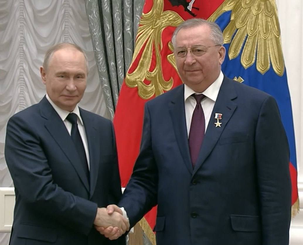 Министерство энергетики Российской Федерации VK Президент России Владимир Путин вручил звезду Героя Труда Российской Федерации главе Транснефти Николаю Токареву Согласно указу звание присвоено за особые трудовые заслуги перед государством и большой вклад в развитие топливно энергетического комплекса Торжественная церемония вручения государственных наград прошла 24 декабря в Екатерининском зале Кремля Николай Токарев возглавляет Транснефть transneftofficial с 2007 года Под его руководством были осуществлены стратегические для страны проекты среди которых магистральные нефтепроводы Восточная Сибирь Тихий океан Балтийская трубопроводная система 2 Заполярье Пурпе Куюмба Тайшет и другие