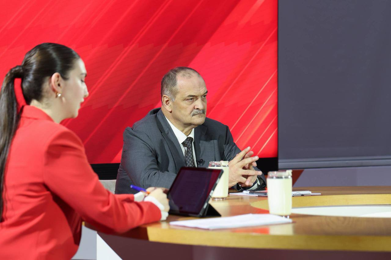 Участник СВО обратился на прямой линии к Сергею Меликову Проживаем напротив банкетного зала Фаина Прошу обустроить детскую площадку для детей В ответ на обращение глава региона оперативно дал поручения мэру столицы Махачкалы чтобы вопрос обустройства детской площадки был рассмотрен в кратчайшие сроки и положительно решен