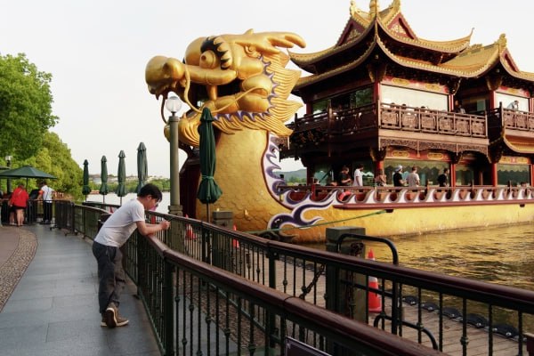 В АТОР спрогнозировали рост числа туристов из КНР в летний период В связи с отменой визового режима поток может увеличиться вдвое Рекордные результаты будут достигнуты благодаря приграничным регионам Об этом в беседе с радиостанцией Говорит Москва рассказал вице президент Ассоциации туроператоров России Артур Мурадян Безусловно это большой шаг к расширению взаимных туристических потоков Мы точно увидим кратный рост где то думаю раза в полтора или два уже к лету поток вырастет Но надо понимать что основной период приезда китайских туристов приходится на летние месяцы Цифры в статистике могут показать и рекордные показатели но в первую очередь это будет достигнуто за счёт приграничных регионов А если говорить про классический туризм то пока тенденция такова что у нас получать потоки будут именно те регионы где есть прямые рейсы Их довольно много но надо понимать что пока места на них занимают наши путешественники летящие как в сам Китай куда потоки тоже очень сильно растут так и транзитная перевозка Значит ёмкостей для классических туристов именно по пути в Россию пока недостаточно для того чтобы ставить новые рекорды   govoritmoskva ru news 474741