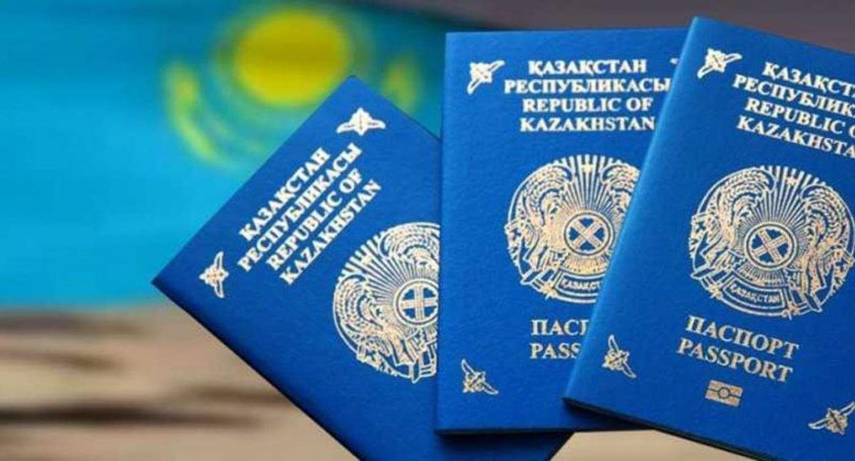 Новые правила въезда в РФ: введёт ли Казахстан ответные требования для россиян? Официальный представитель министерства иностранных дел Айбек Смадияров призвал казахстанцев заблаговременно изучить новые правила въезда в Россию, «чтобы это не стало сюрпризом». По его словам, это простые миграционные требования, которые есть во многих странах. Речь идёт о новых правилах для въезда в Россию. Граждане, пересекающие границу, должны за 72 часа до въезда подать уведомление через приложение RuID. «Хотел бы сказать, что у нас с РФ безвизовый режим, он и остаётся. Прошу коллеги, не надо будоражить население неправильными заголовками и неправильной трактовкой вопроса, это всего лишь требование по пресечению границы. Точно также при пересечении нашей границы у каждого посетителя нашей страны снимается биометрия и это нормально», — подчеркнул Смадияров. Вопрос о том, будет ли Казахстан вводить аналогичные меры, пока остаётся открытым. Фото: gov.kz /CentralMediaNews