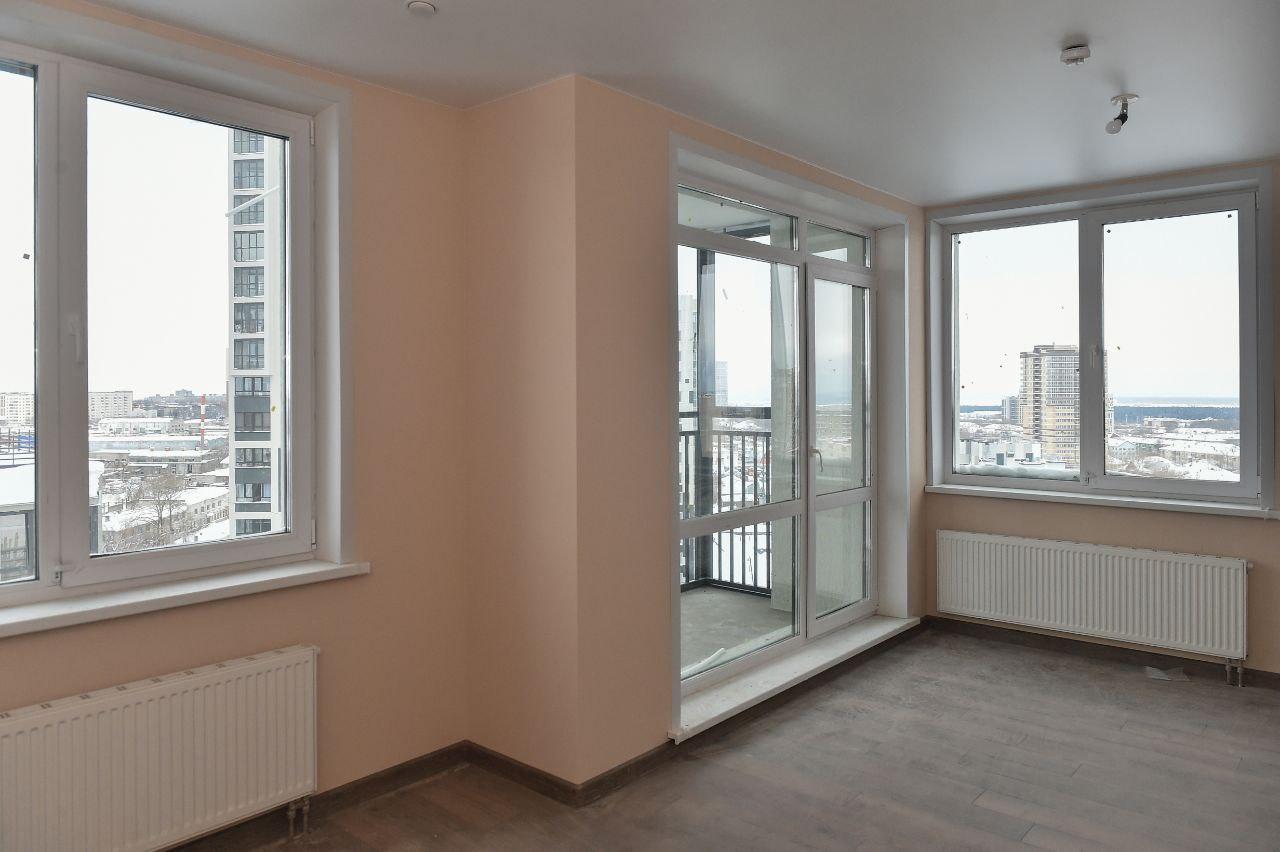 Маленькие квартиры включая студии и однокомнатные площадью до 32 кв м значительно выросли в цене на вторичном рынке В Перми квадратный метр в таком жилье подорожал на 17 5 до 131 4 тыс руб а сами квартиры на 13 4 до 3 4 млн руб В целом по России рост цен за 2025 год оказался втрое меньше по сравнению с 2024 годом Однако малогабаритные квартиры подорожали больше чем стандартные Это логично так как в условиях ограниченного доступа к кредитам в первую очередь реализуются самые бюджетные варианты Поэтому спрос на них остается высоким а исчезновение дешевых объектов повышает среднюю стоимость отмечает Павел Луценко генеральный директор федерального портала Мир квартир