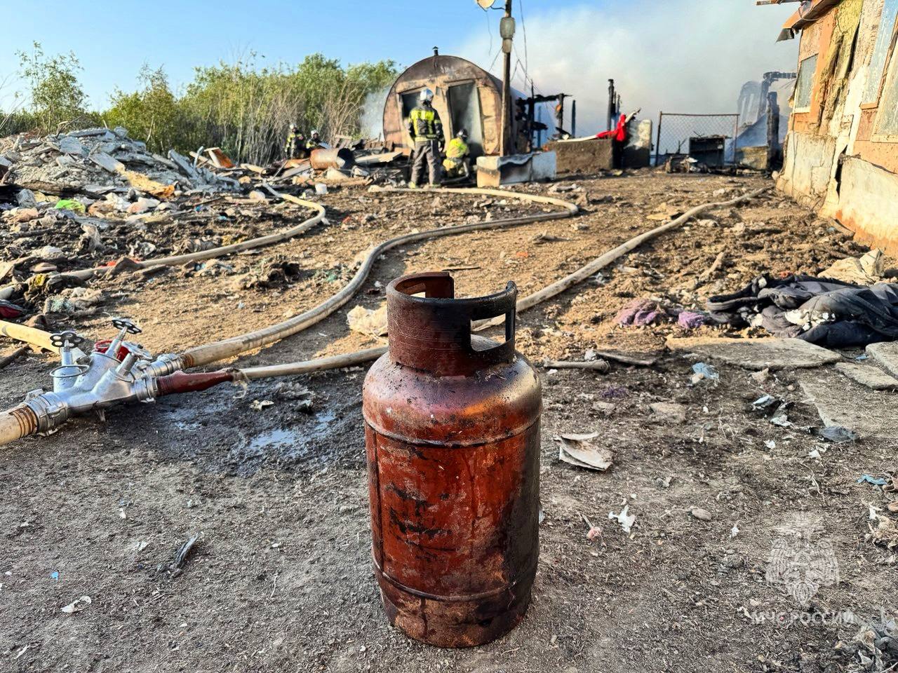 Вытащили из огня: утром в Лабытнанги загорелись деревянные хозяйственные постройки на улице Сибирская. Внутри находились гуси, свиньи, куры, голуби и собака. Среди пострадавших — хозяин построек. 55-летний мужчина с ожогами госпитализирован. Часть животных спасти не удалось. Пожарные эвакуировали несколько газовых баллонов с пропаном. Открытое горение на площади примерно 300 кв. м. было ликвидировано спустя 1,5 часа. Фото: ГУ МЧС ЯНАО Новости Ямала Поддержать нас бустом
