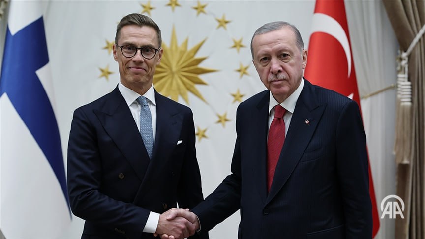 Президент Турции Реджеп Тайип Эрдоган провел телефонный разговор с президентом Финляндии Александром Стуббом Согласно заявлению пресс службы президента в ходе беседы были обсуждены вопросы двусторонних отношений а также региональные и глобальные проблемы Эрдоган заявил что Анкара прилагает усилия для увеличения объема двусторонней торговли между Турцией и Финляндией и нацелена на развитие отношений Подробнее на нашем сайте v aa com tr 3761309 24 7 в сутки с Агентством Анадолу