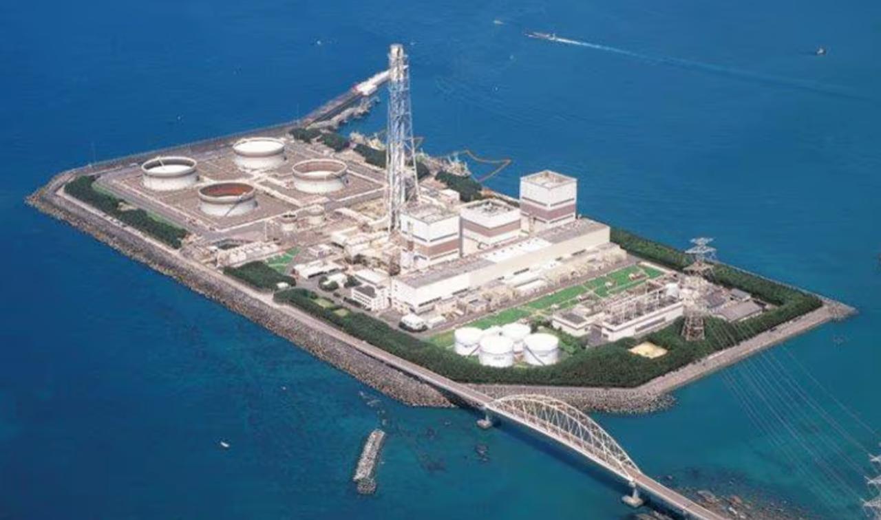 Электростанция Gobo компании Kansai Electric мощностью 1800 МВт 3х600 МВт использующая в качестве топлива мазут будет выведена из эксплуатации к июню 2026 года Суть в снижении зависимости от импорта нефти по мере перезапуская японских АЭС Gobo была первой в Японии электростанцией построенной на искусственном острове в Тихом океане