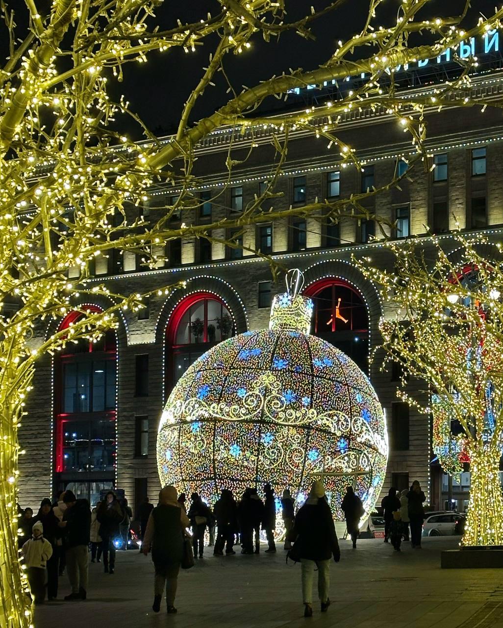 В Москве празднично, красиво и ярко, но дико не хватает СНЕГА. Синоптики утешают: в концу недели в городе должны появиться небольшие сугробы.    Снегопад в регионе начнётся в ночь со среды на четверг, чуть припорошит и в пятницу, сообщил научный руководитель Гидрометцентра России Роман Вильфанд.  Кто в команде админа и ждёт, когда улицы побелеют, ставят     : kary_noss