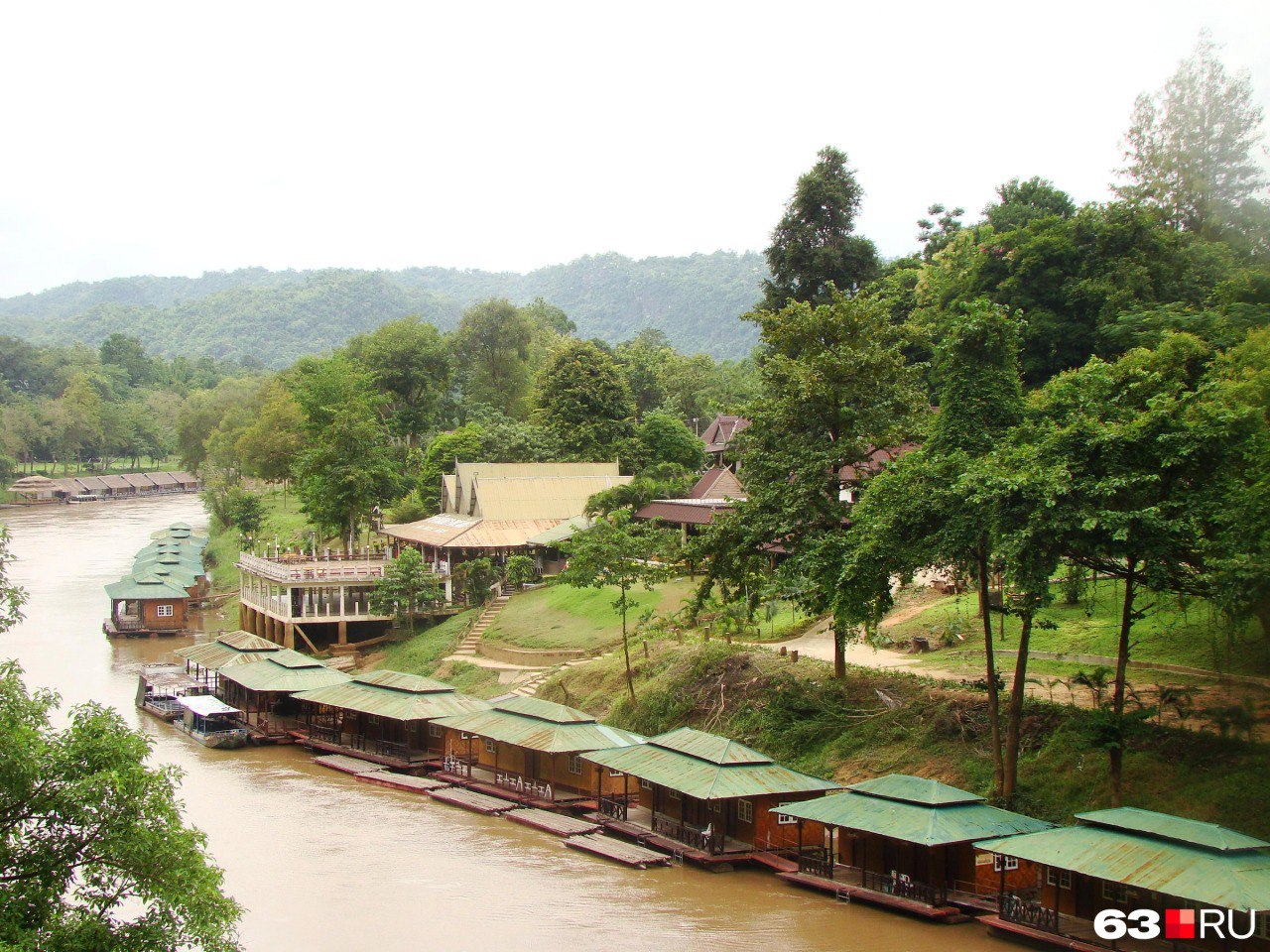 34 летнюю уроженку Приморского края Эрику В оставившую дочь в отеле Бангкока и ушедшую в неизвестном направлении а позже арестованную за просрочку визы депортируют в Россию Об этом корреспонденту vladivostok1ru рассказала волонтер и редактор Telegram канала Паттайя от А до Я Светлана Шерстобоева Уже сегодня 12 ноября Эрика вылетает единственным рейсом из Бангкока во Владивосток Несмотря на то что она 4 года живет в Таиланде 21 сентября у девушки закончилась виза для обновления которой ей нужно было покинуть границы королевства и снова вернуться но она этого не сделала Подписаться